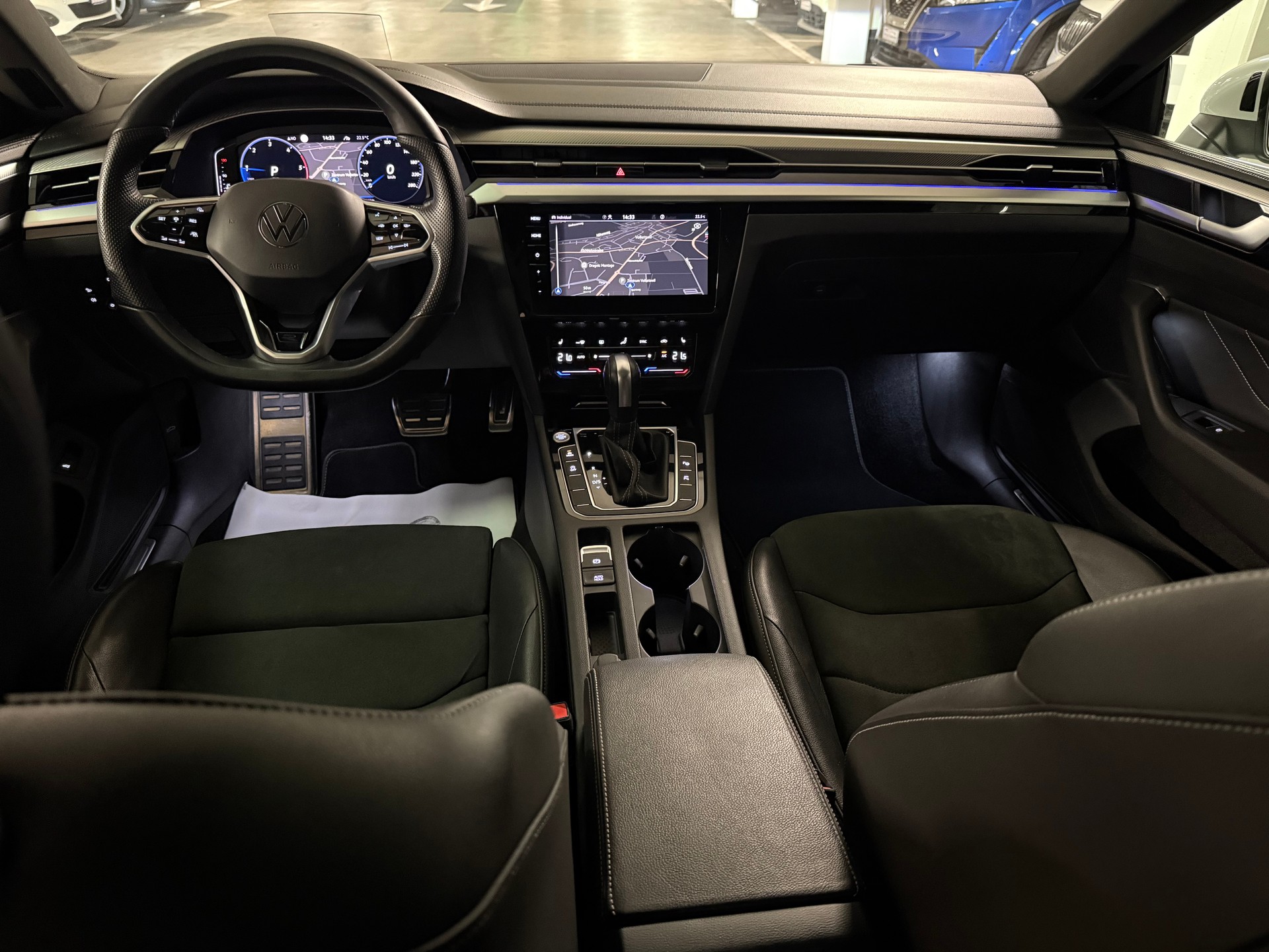VW Arteon SB 2.0 TDI R-Line 4Motion DSG AHK, Panorama, Head-up-image-7