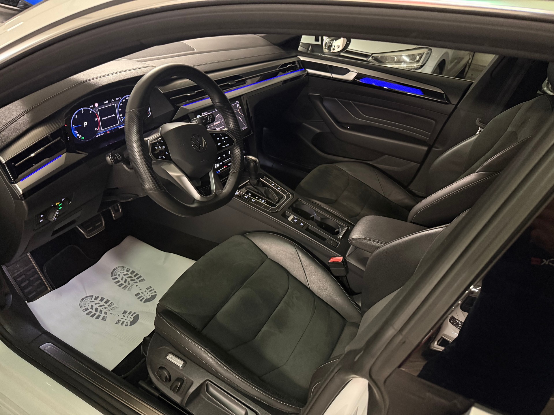 VW Arteon SB 2.0 TDI R-Line 4Motion DSG AHK, Panorama, Head-up-image-8