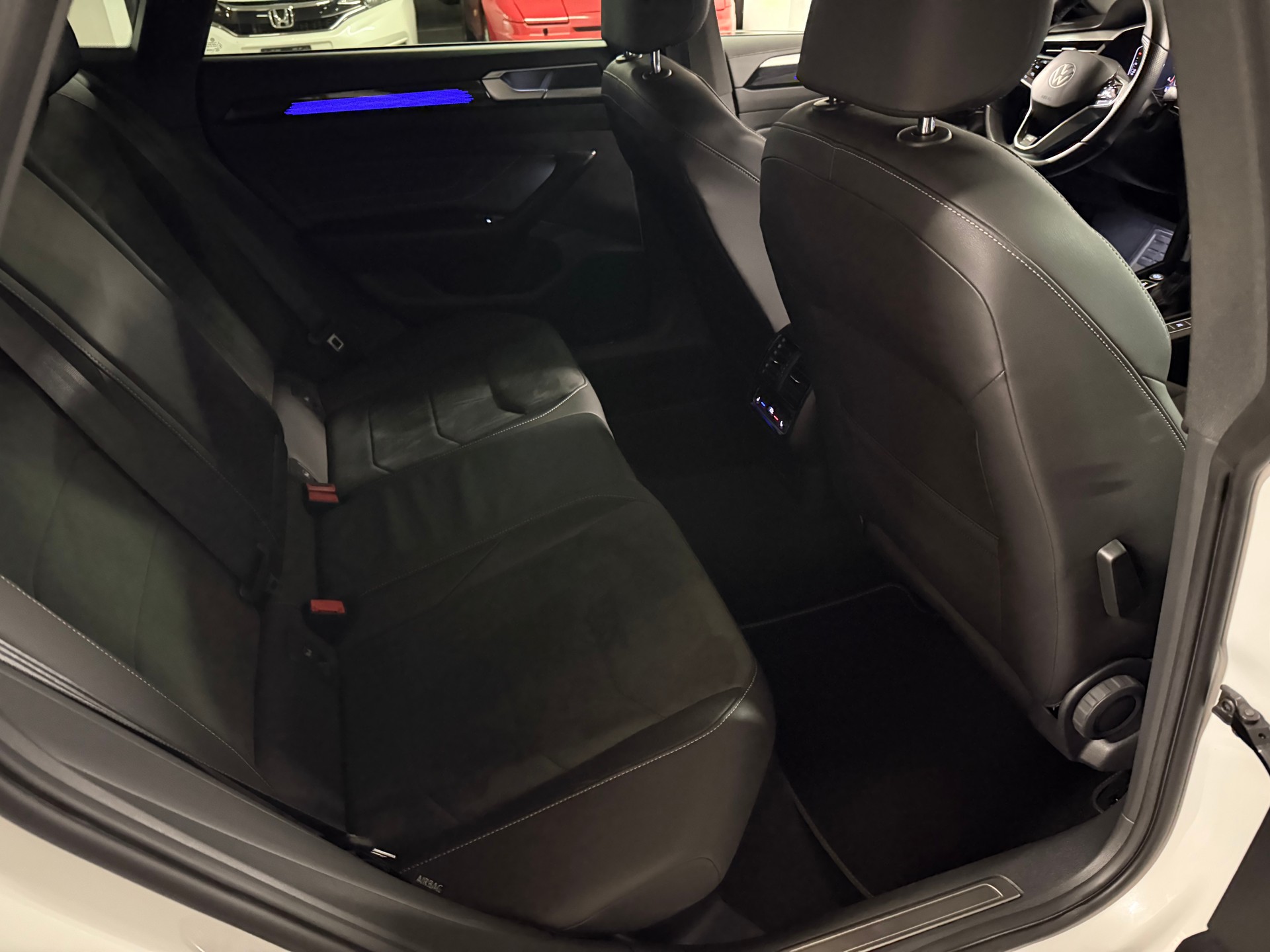 VW Arteon SB 2.0 TDI R-Line 4Motion DSG AHK, Panorama, Head-up-image-9