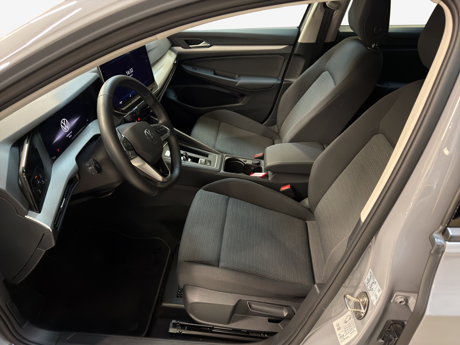 VW Golf 1.5 e TSI mHEV Basis DSG-image-7