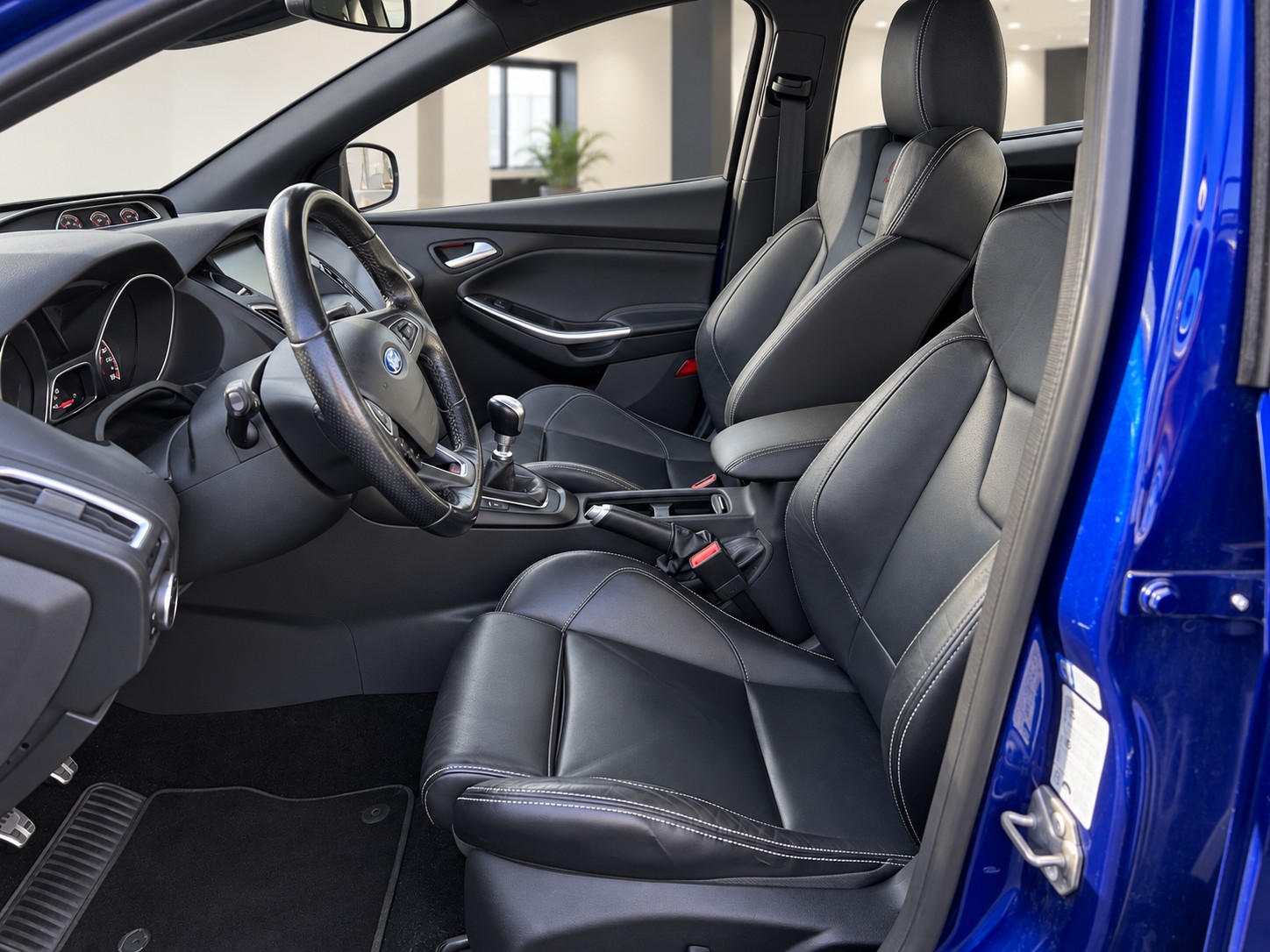 FORD Focus 2.0 SCTi ST2-image-8