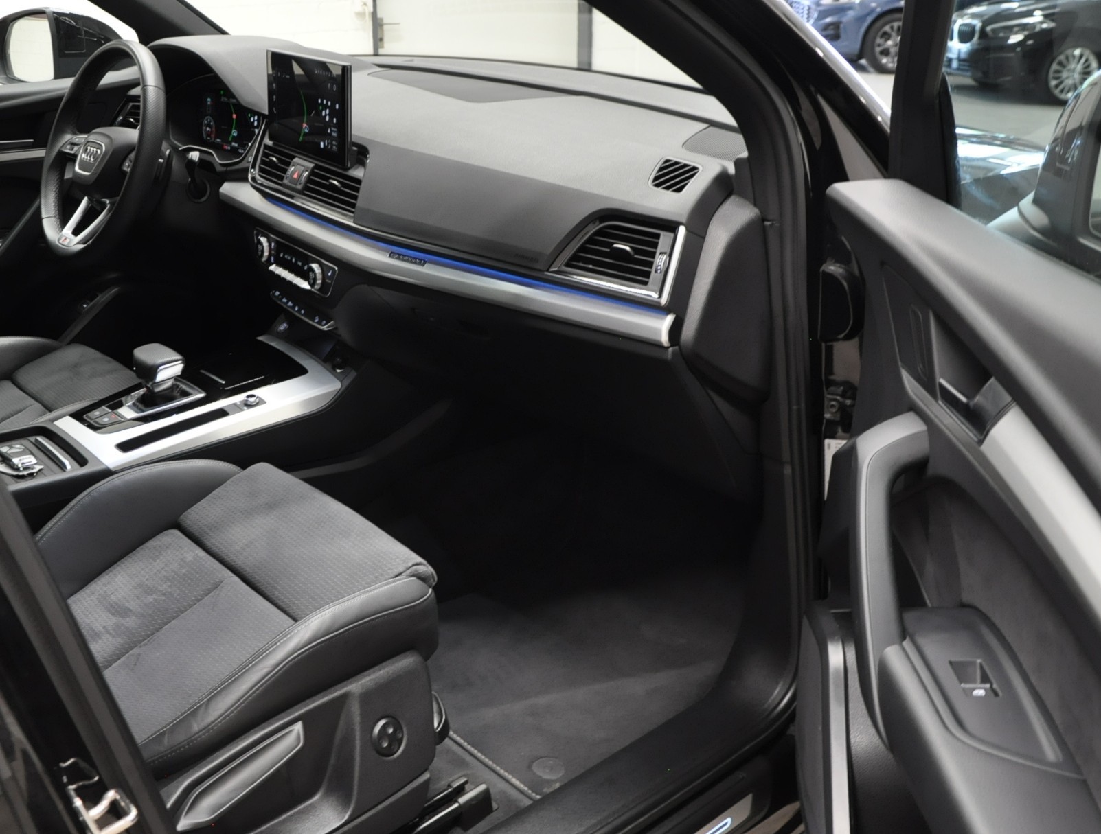 AUDI Q5 Sportback 40 TDI Blackedition quattro S-tronic-image-12