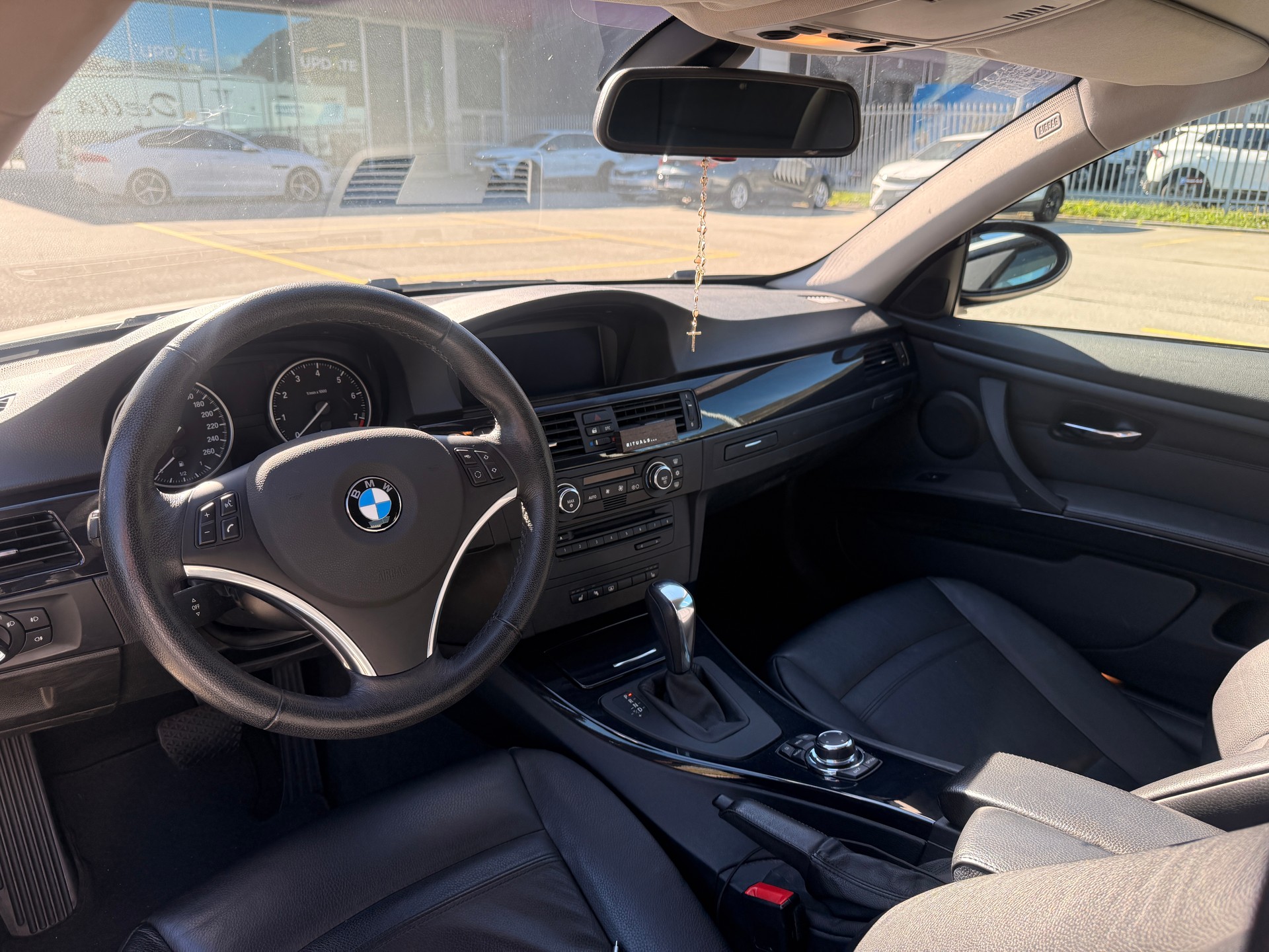 BMW 320i-image-3