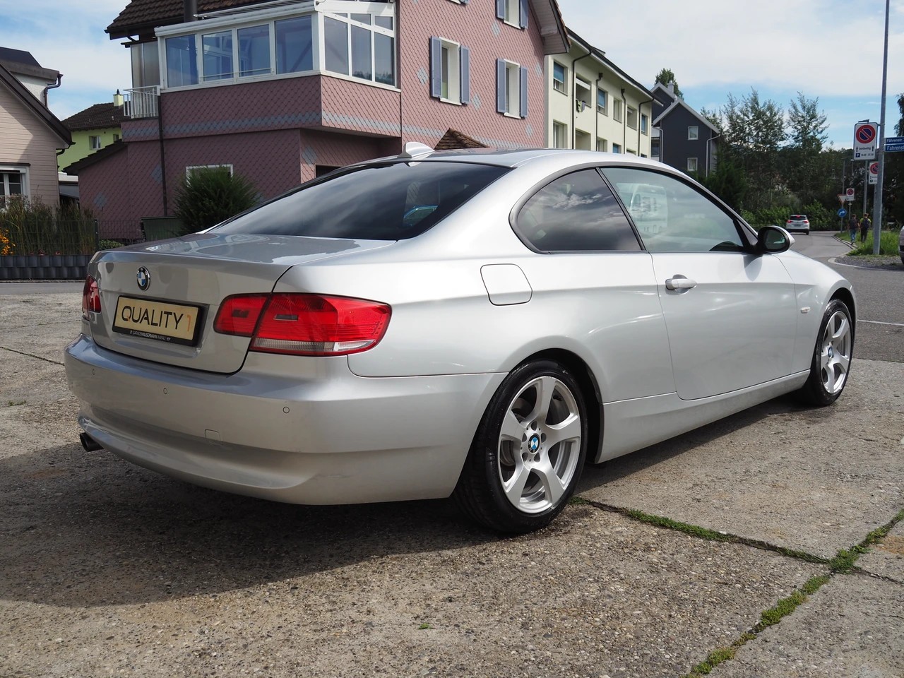 BMW 320i-image-2
