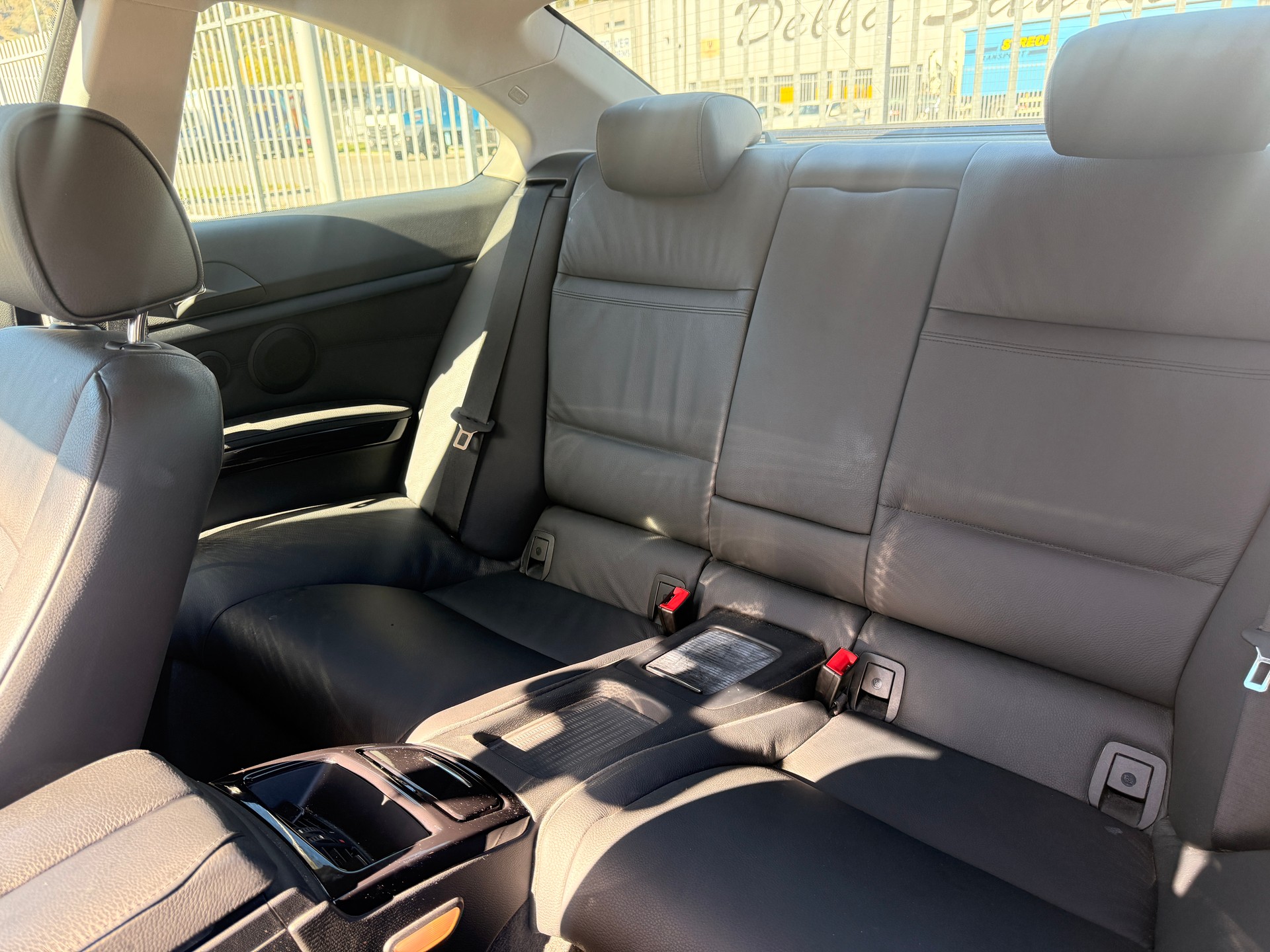 BMW 320i-image-4