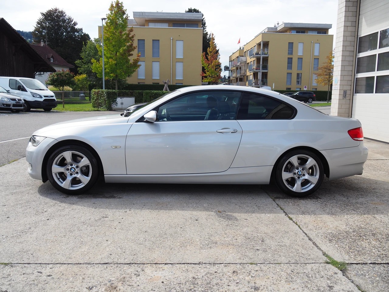BMW 320i-image-1