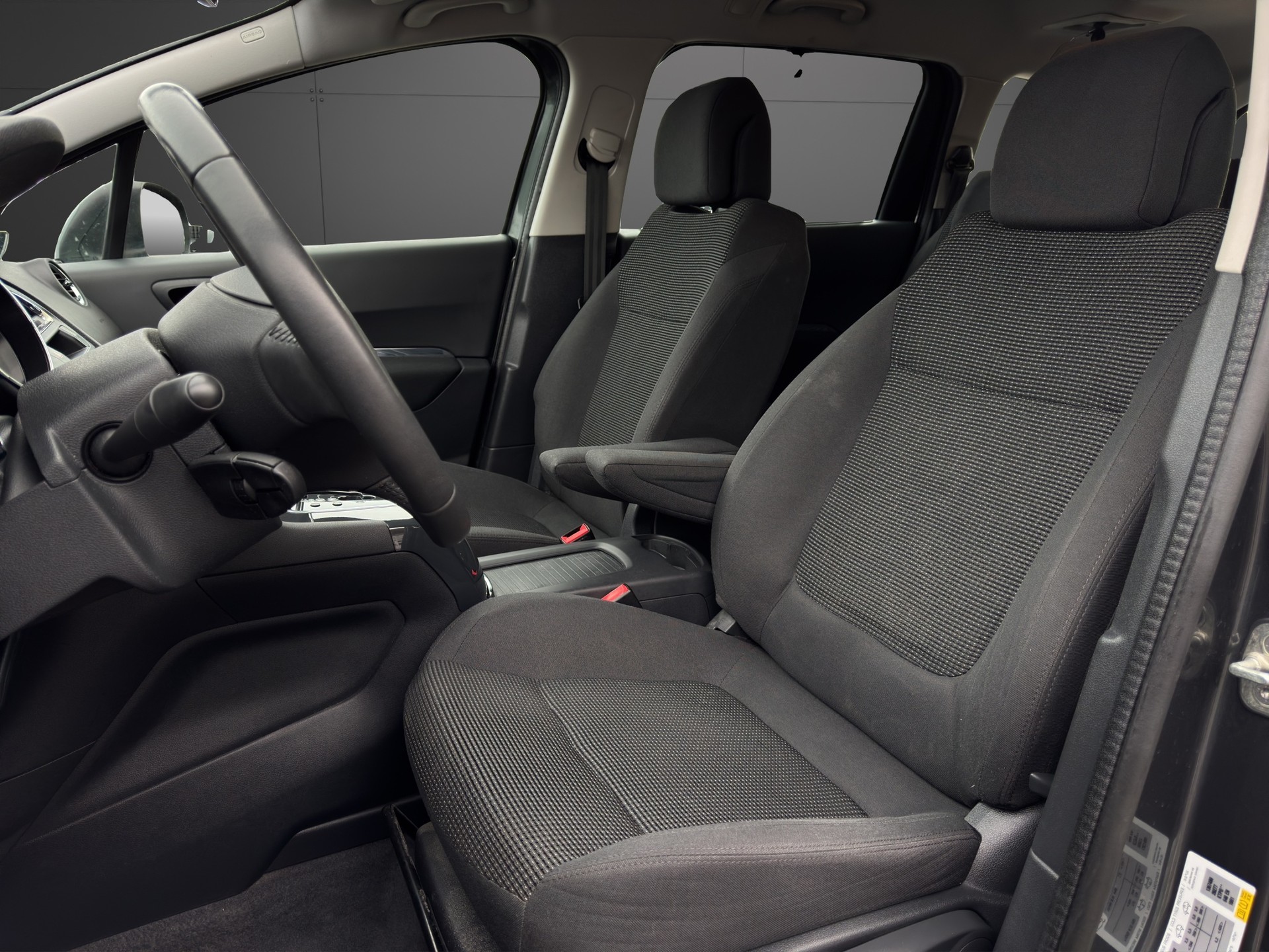 PEUGEOT 5008 1.6 16V T Active Tiptronic-image-19