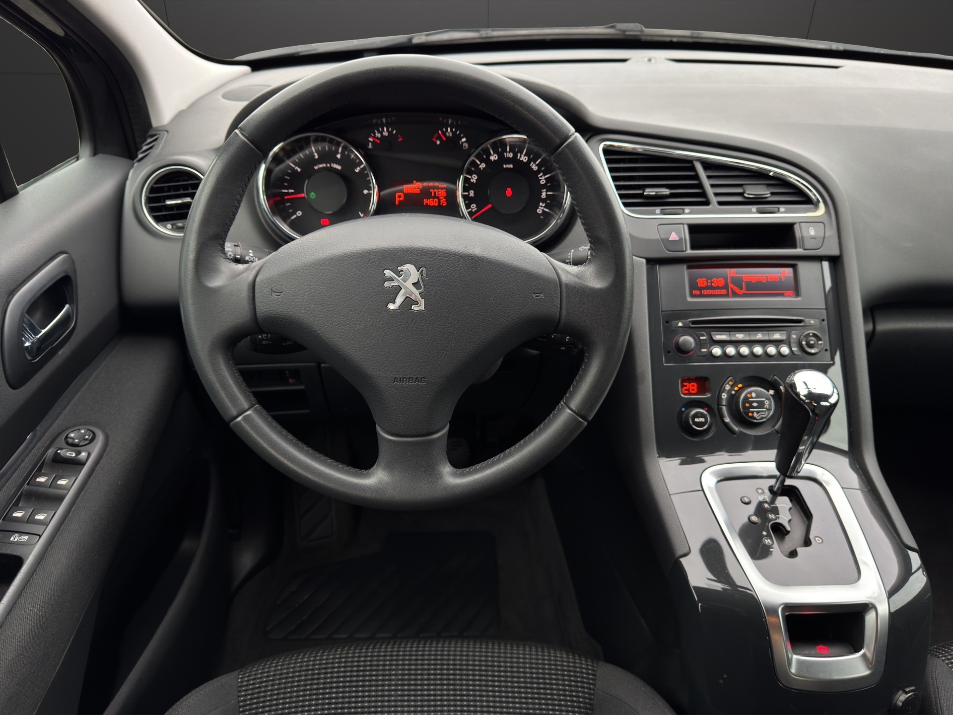 PEUGEOT 5008 1.6 16V T Active Tiptronic-image-11