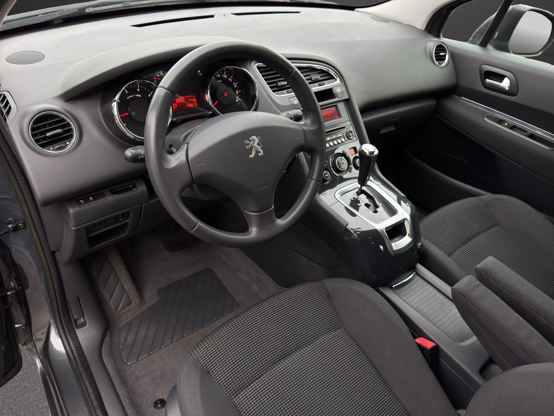 PEUGEOT 5008 1.6 16V T Active Tiptronic-image-9