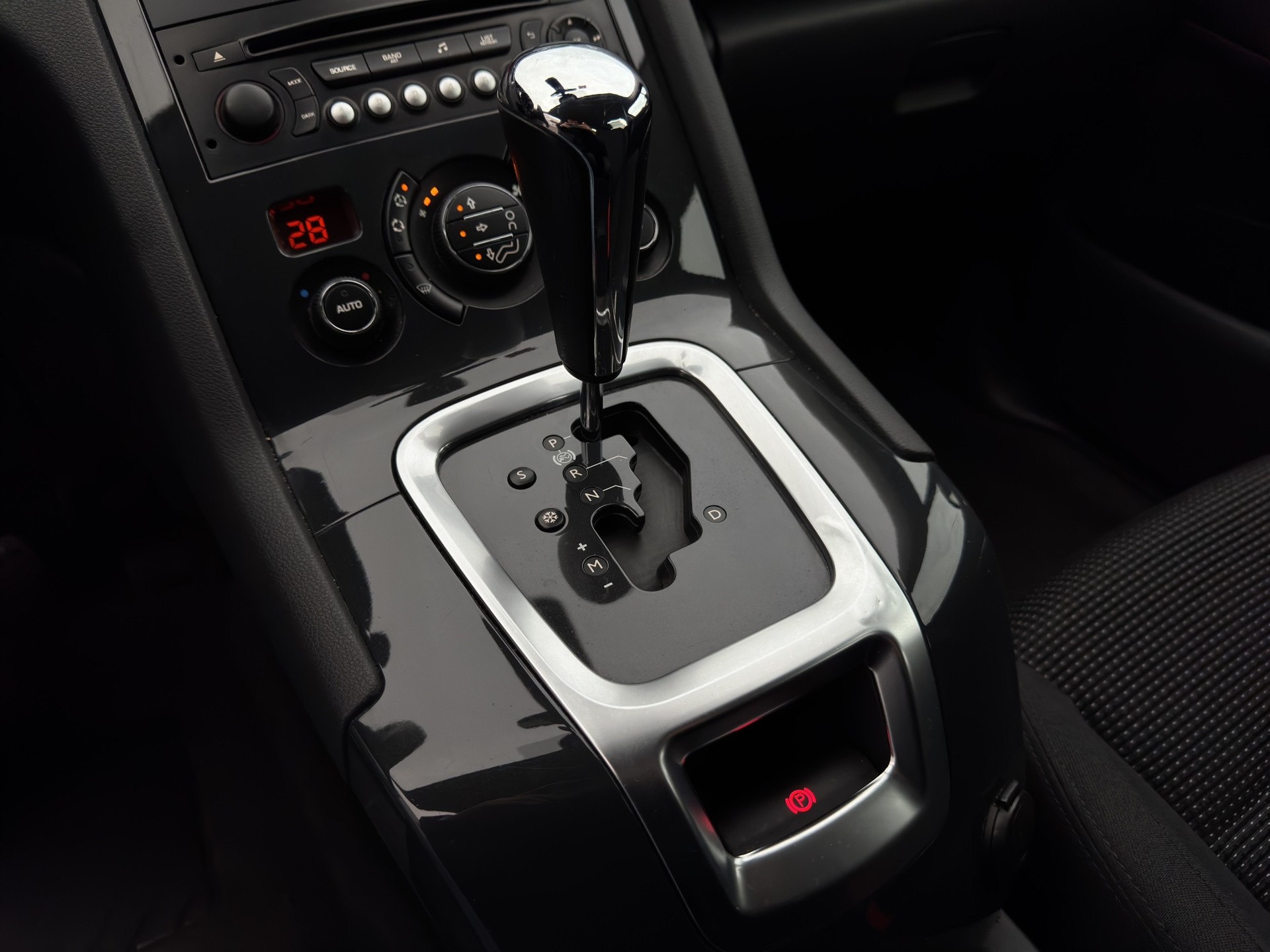 PEUGEOT 5008 1.6 16V T Active Tiptronic-image-17