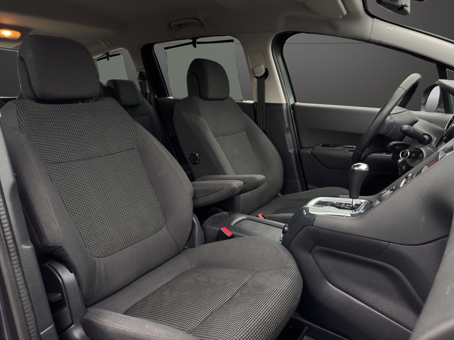 PEUGEOT 5008 1.6 16V T Active Tiptronic-image-18
