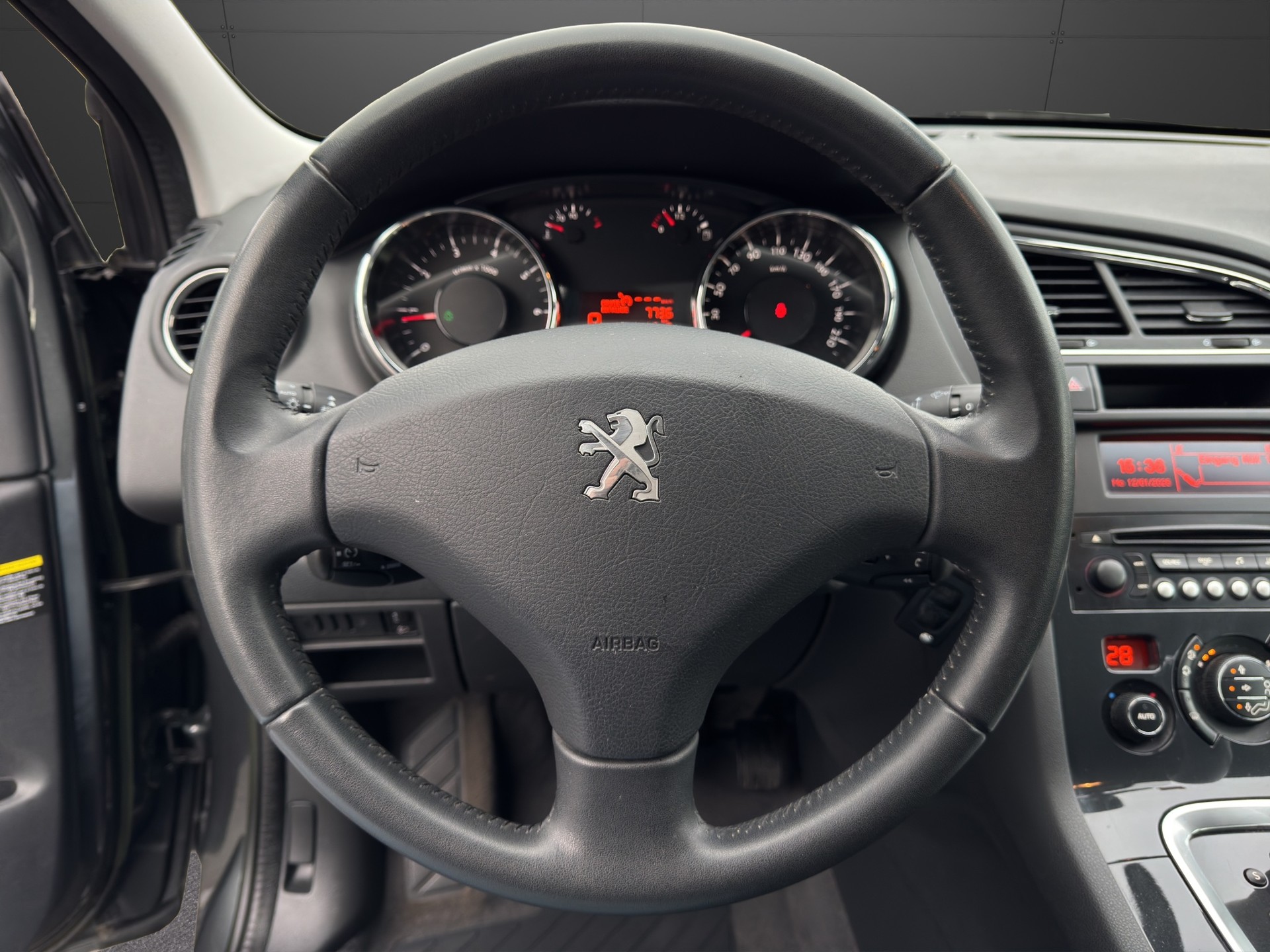 PEUGEOT 5008 1.6 16V T Active Tiptronic-image-13
