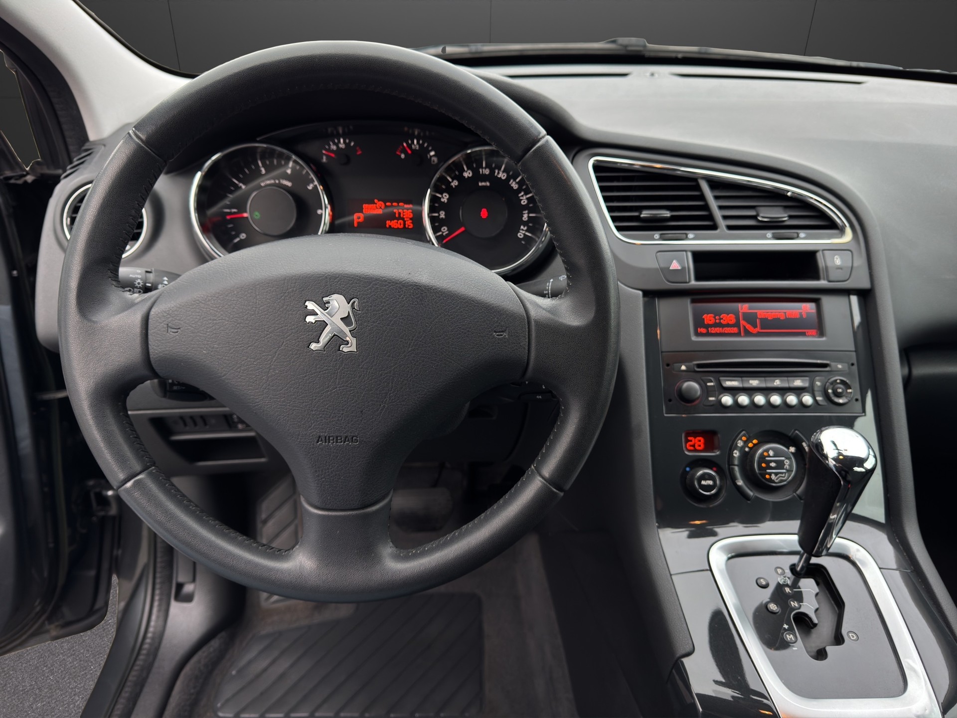 PEUGEOT 5008 1.6 16V T Active Tiptronic-image-12