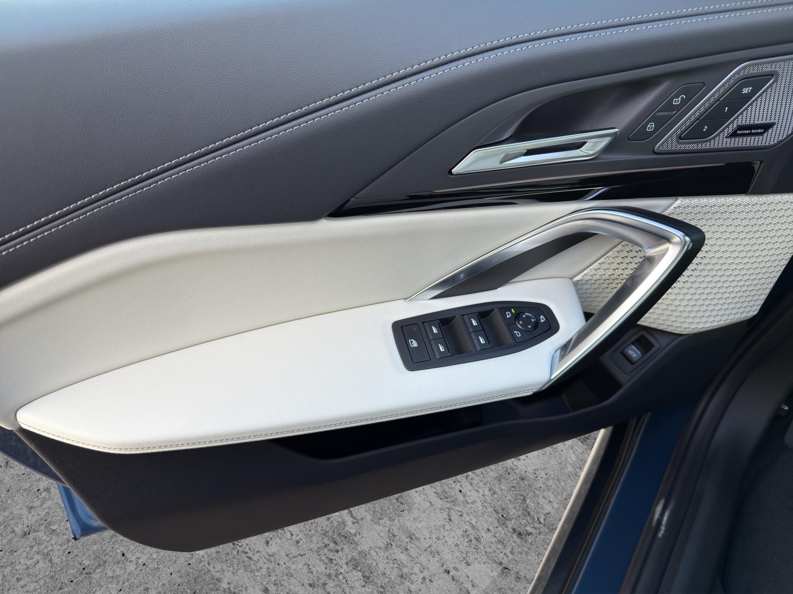 BMW X1 23i xDrive-image-12