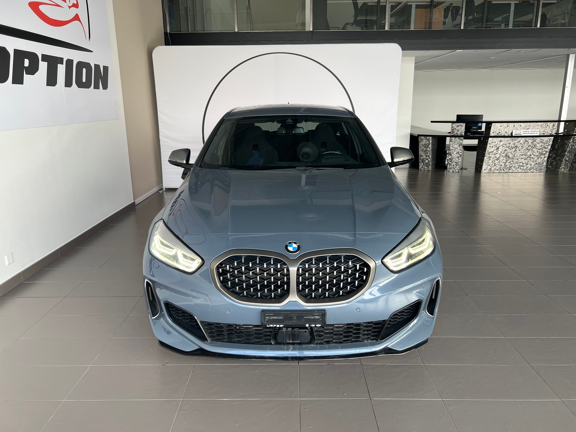 BMW M135i xDrive Steptronic-showroom-element-2