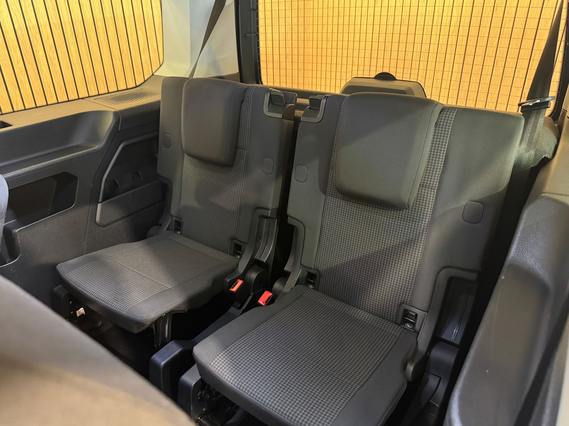 VW Caddy Maxi 2.0 TDI-image-14