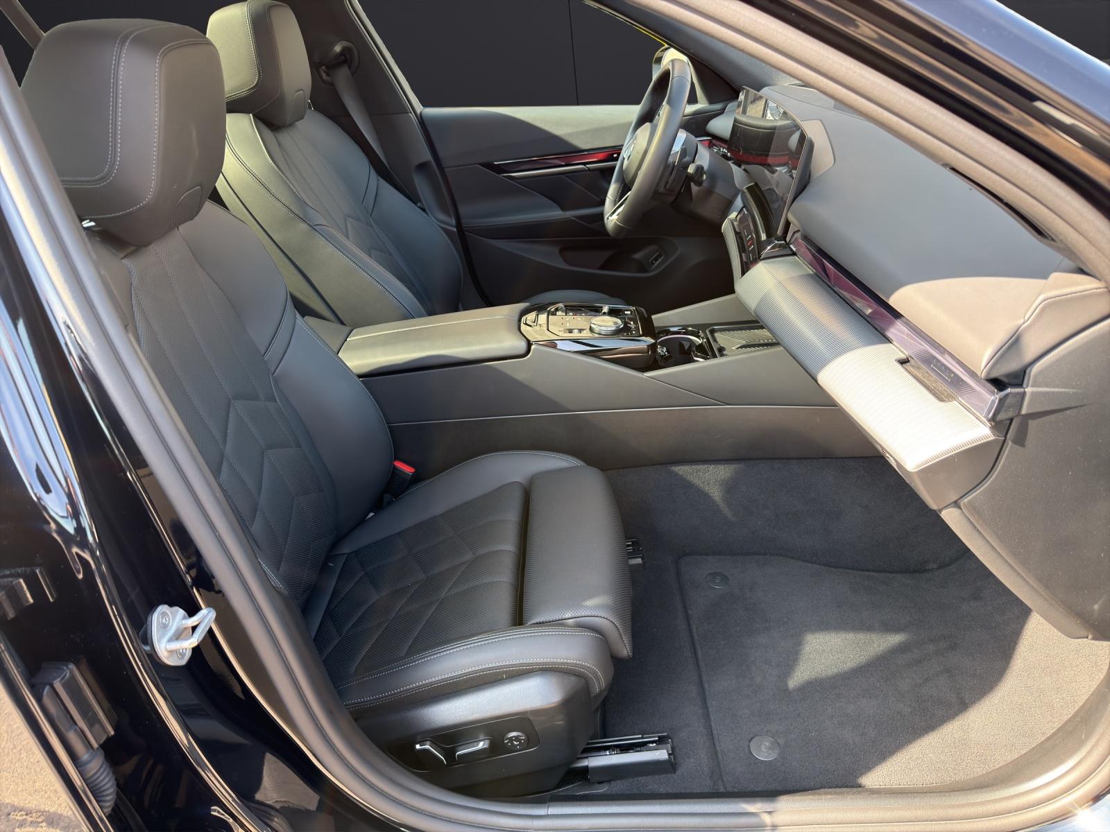 BMW 520d xDrive Touring-image-18