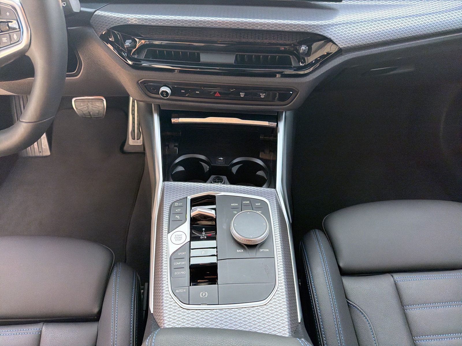 BMW 320d xDrive 48V Touring Steptronic M Sport-image-12