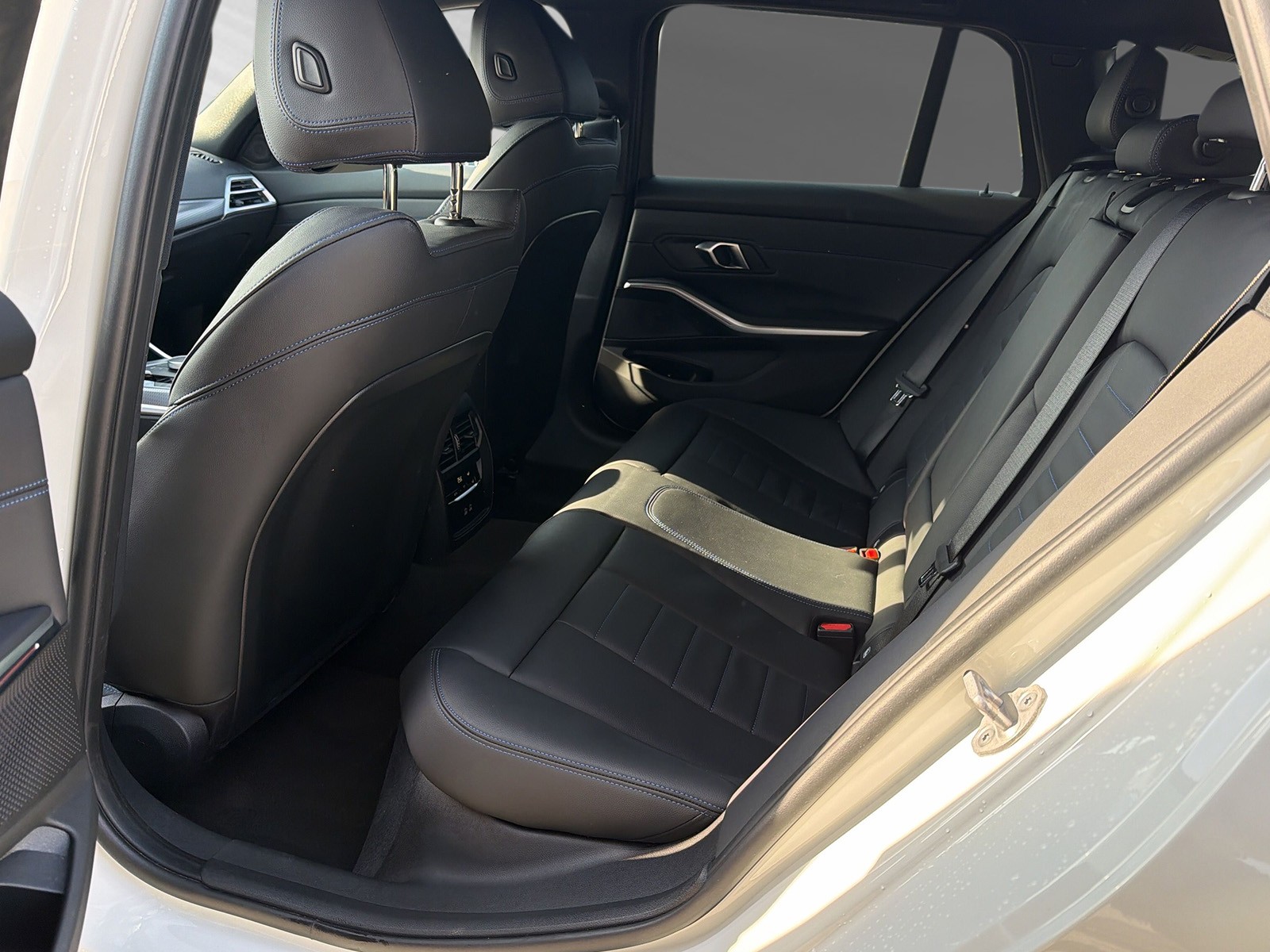 BMW 320d xDrive 48V Touring Steptronic M Sport-image-6