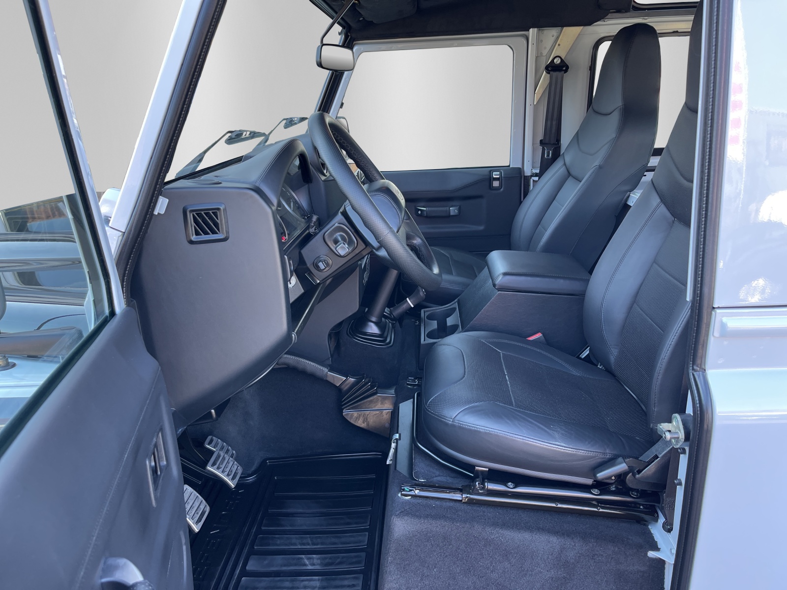 LAND ROVER Defender 90 2.2 TD4 Hardtop Adventure-image-8