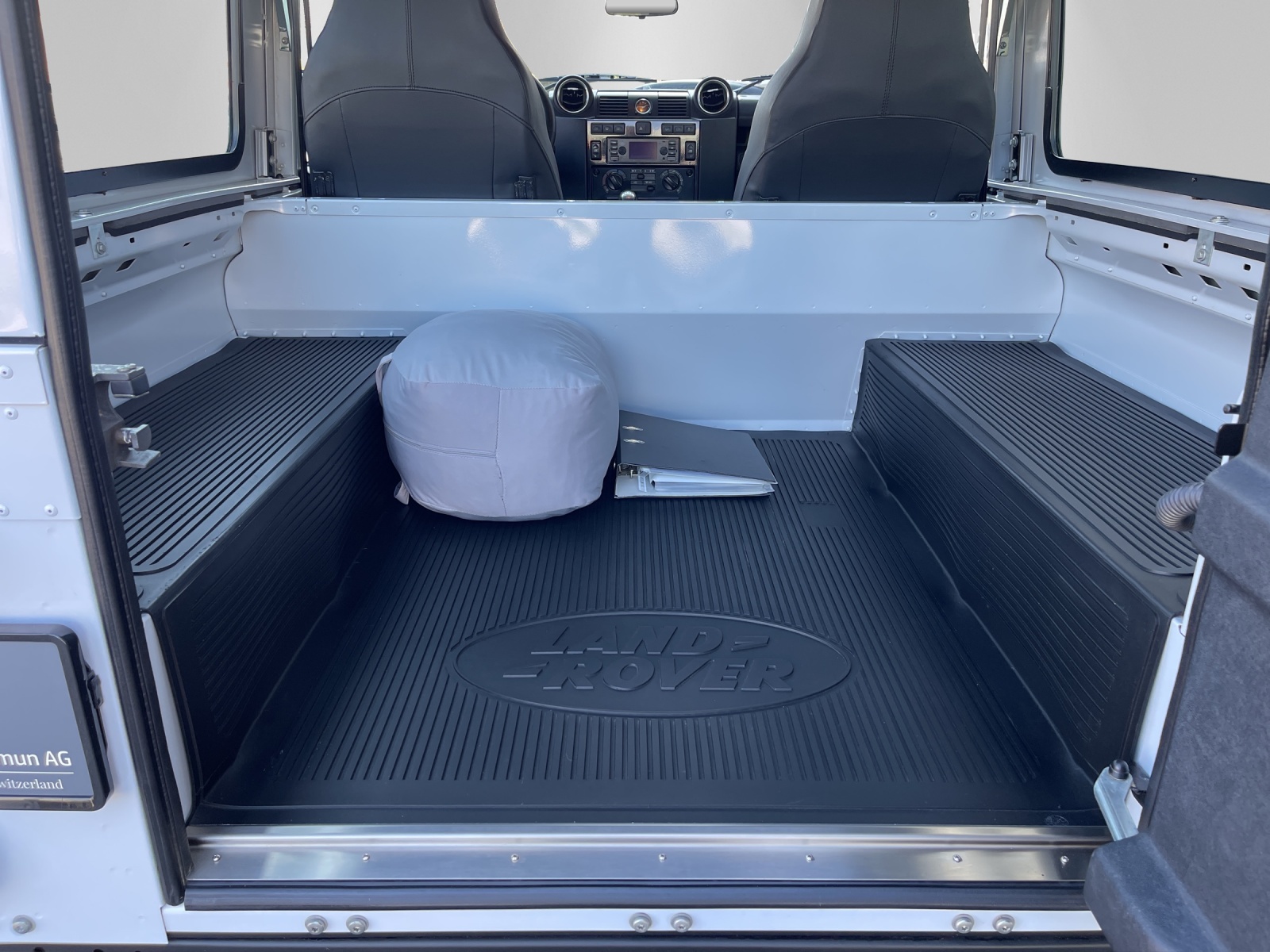 LAND ROVER Defender 90 2.2 TD4 Hardtop Adventure-image-6