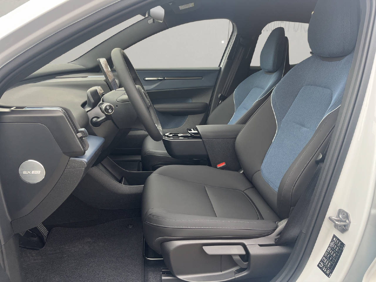 VOLVO EX30 E60 Core WORKER-image-11