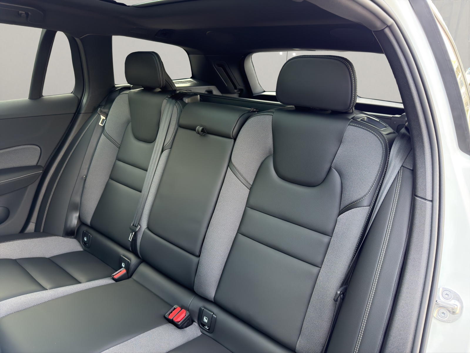 VOLVO V60 2.0 T8 TE Ultra Dark eAWD-image-9