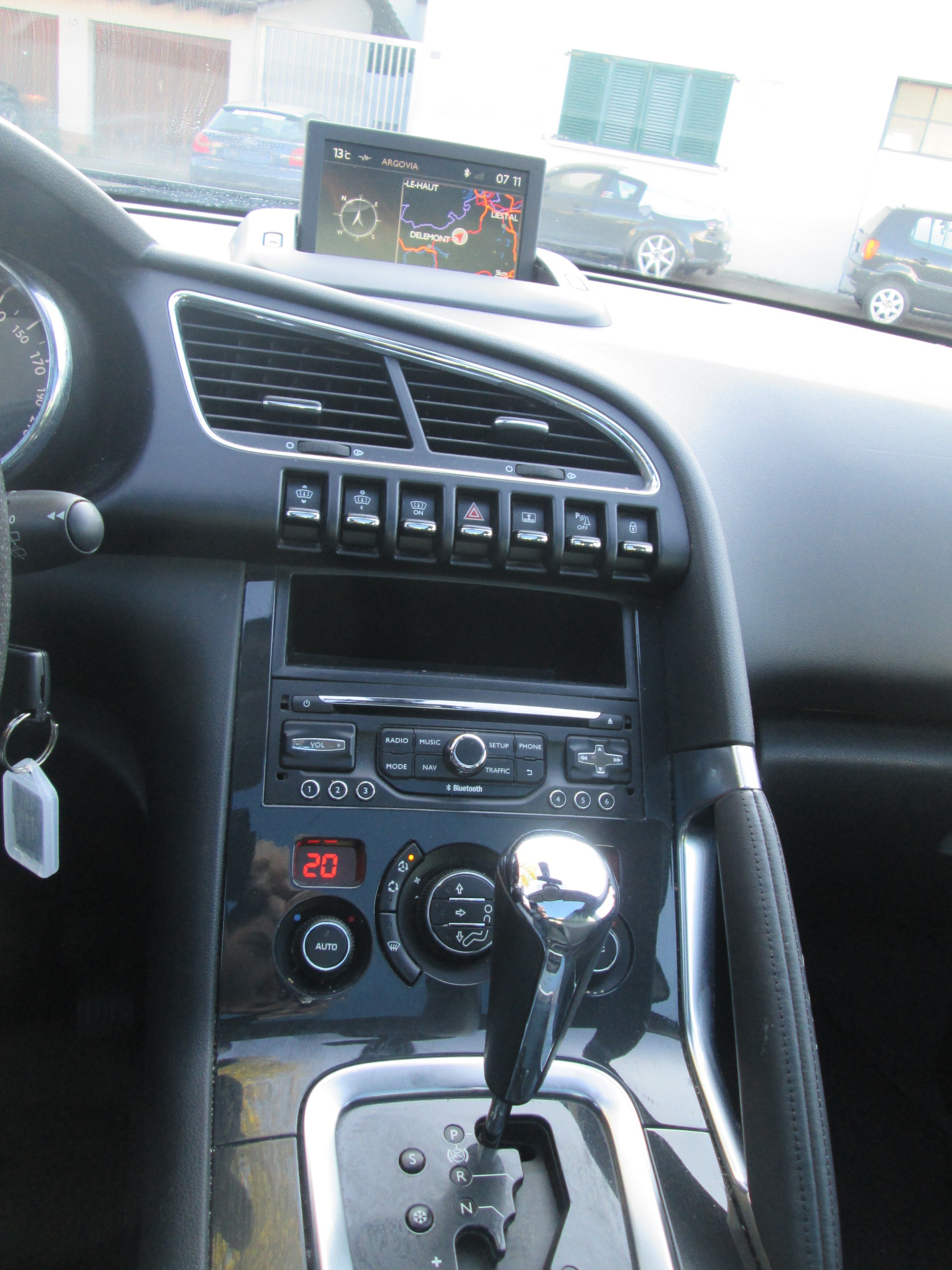 PEUGEOT 3008 1.6 Blue HDI Sensation Tiptronic-image-12