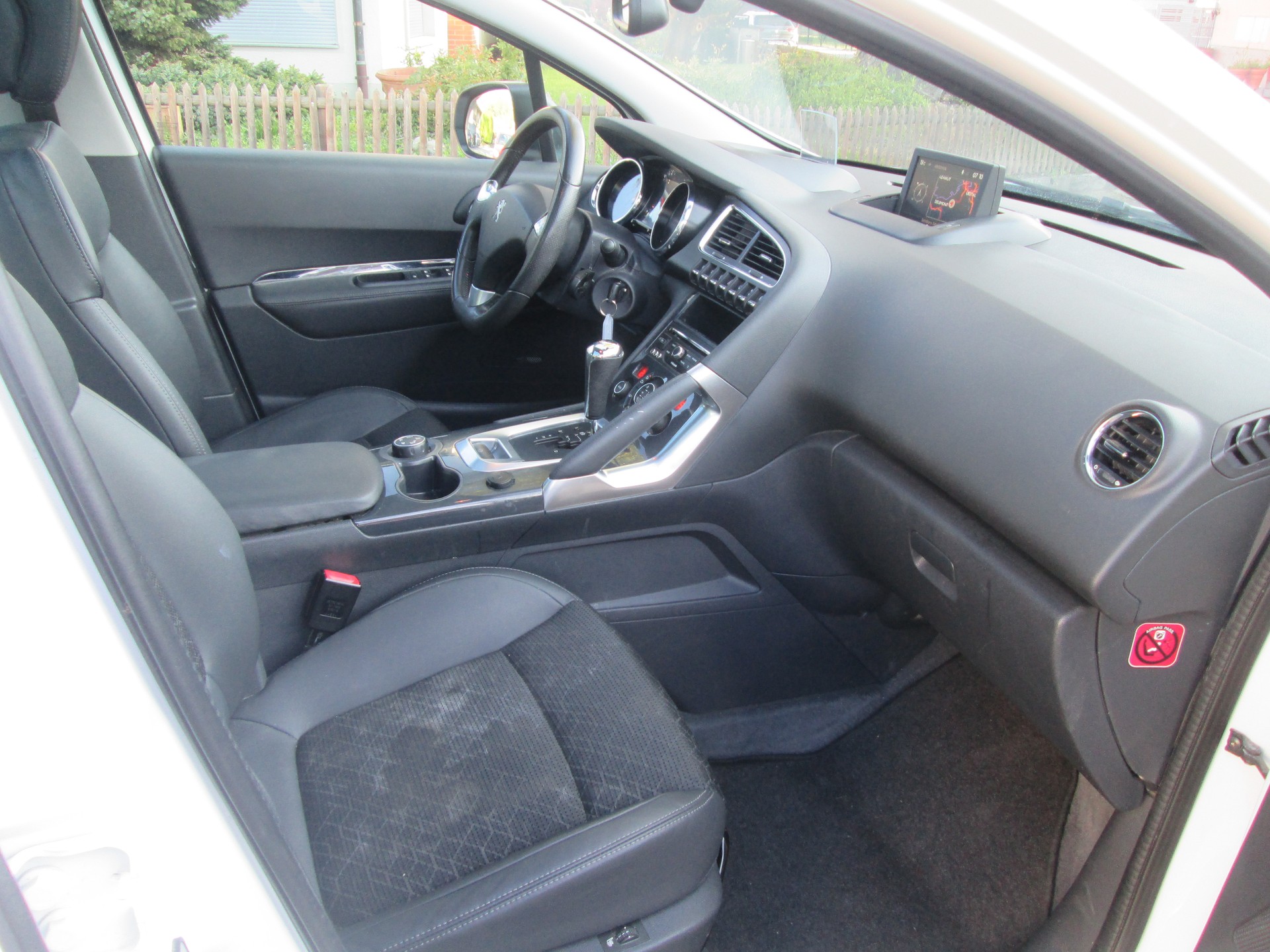 PEUGEOT 3008 1.6 Blue HDI Sensation Tiptronic-image-10