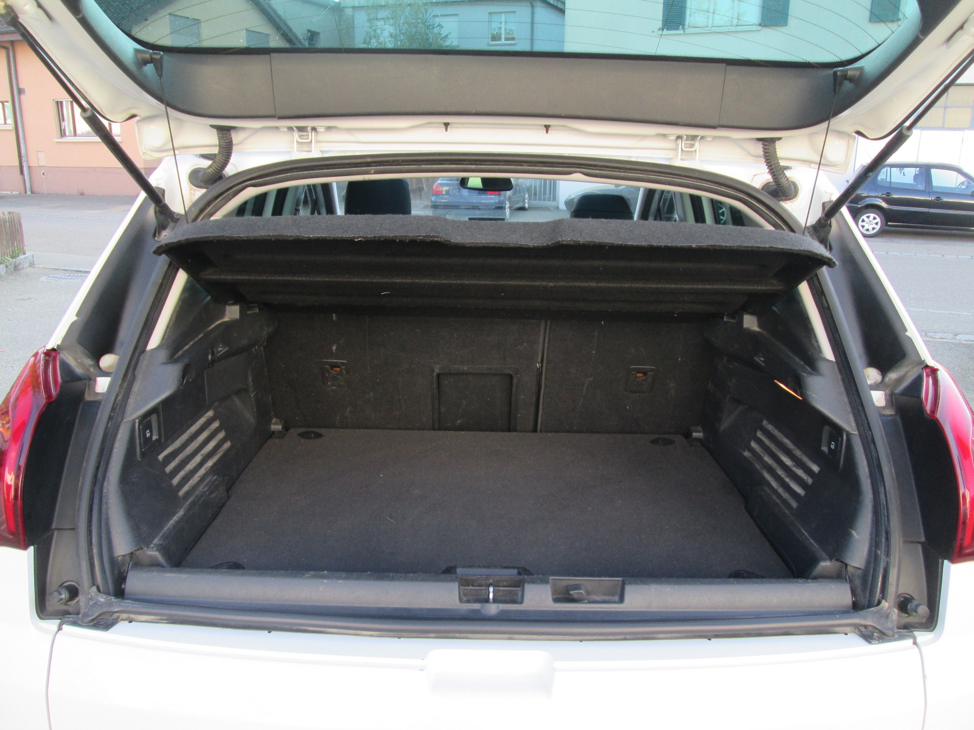 PEUGEOT 3008 1.6 Blue HDI Sensation Tiptronic-image-9
