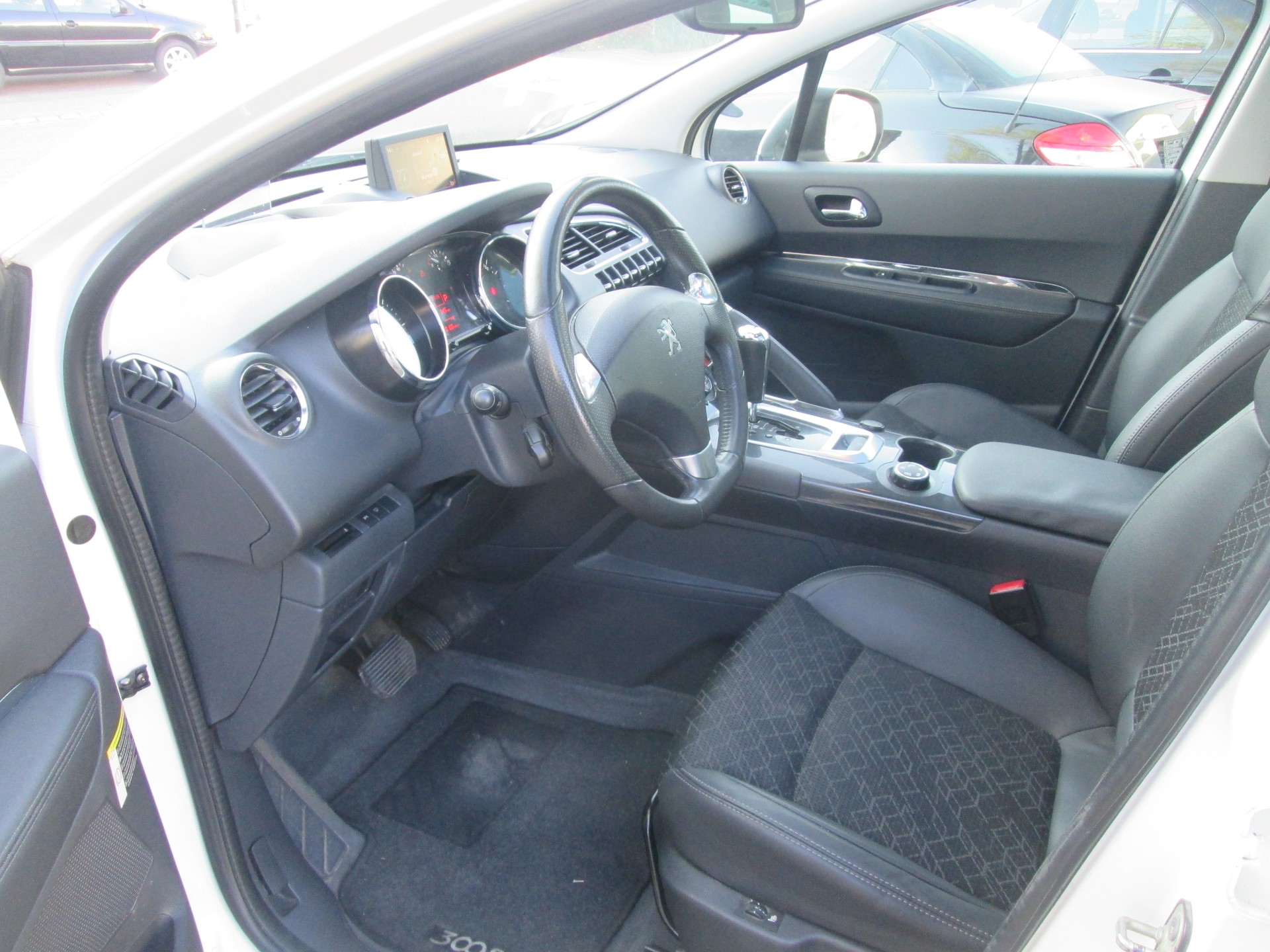 PEUGEOT 3008 1.6 Blue HDI Sensation Tiptronic-image-7