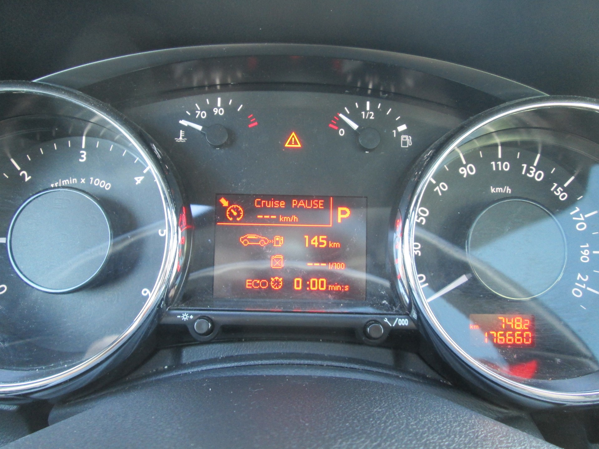 PEUGEOT 3008 1.6 Blue HDI Sensation Tiptronic-image-11