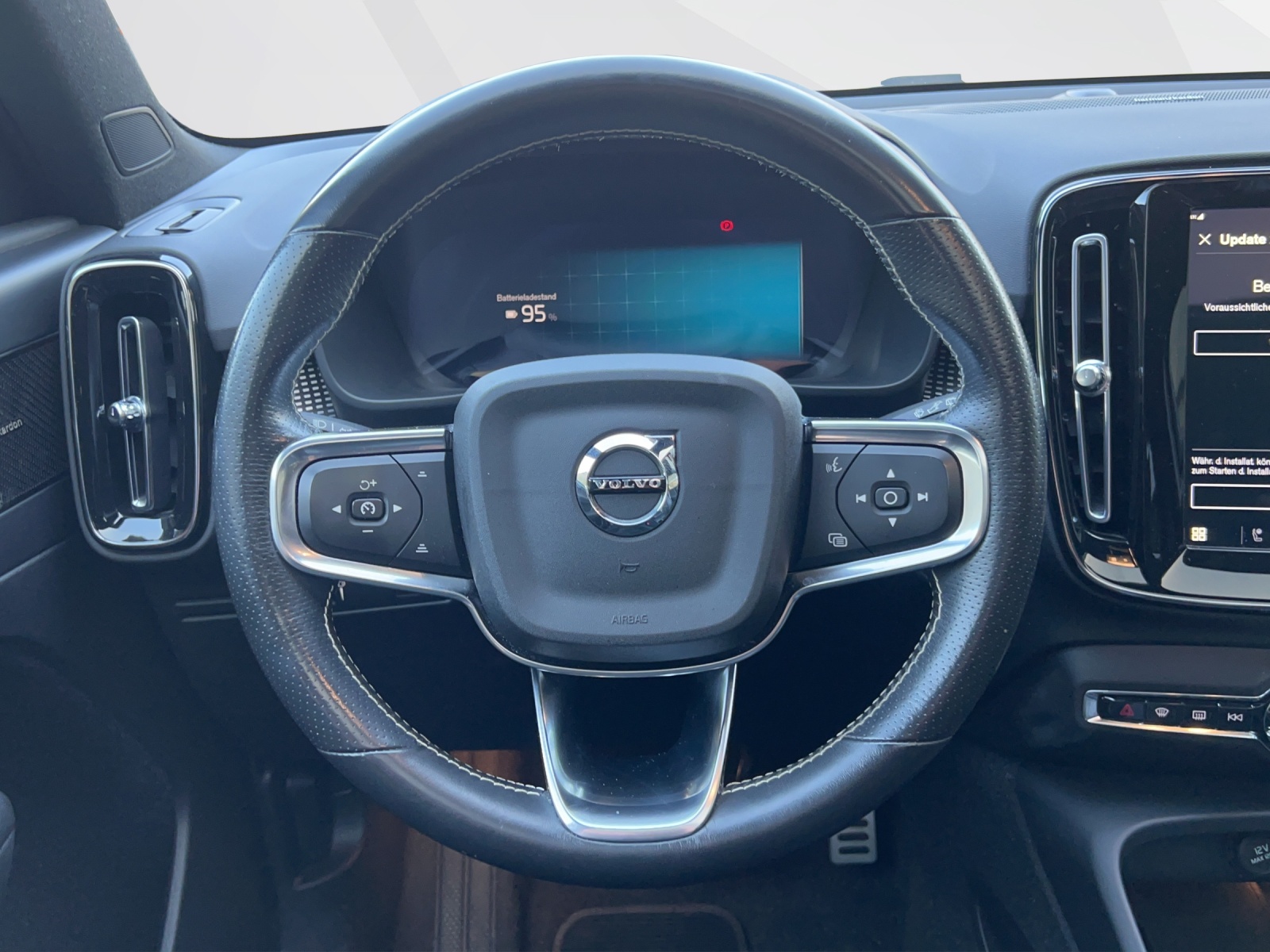 VOLVO XC40 P8 Twin R-Design AWD-image-9