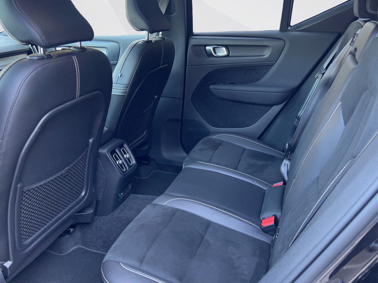 VOLVO XC40 P8 Twin R-Design AWD-image-12