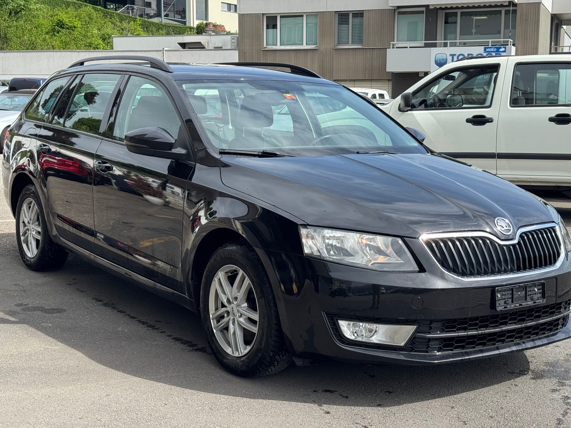 SKODA Octavia Combi 1.6 TDI Elegance 4x4-image-0