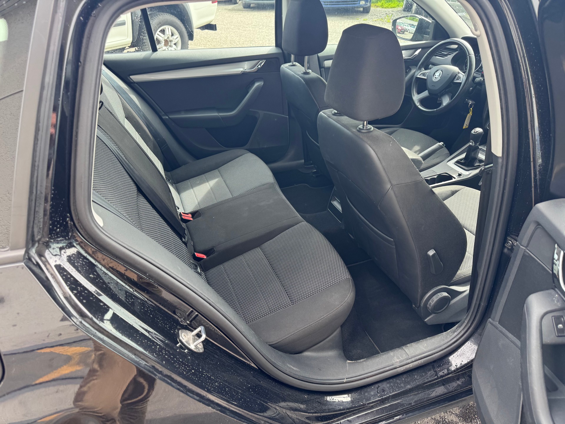 SKODA Octavia Combi 1.6 TDI Elegance 4x4-image-3