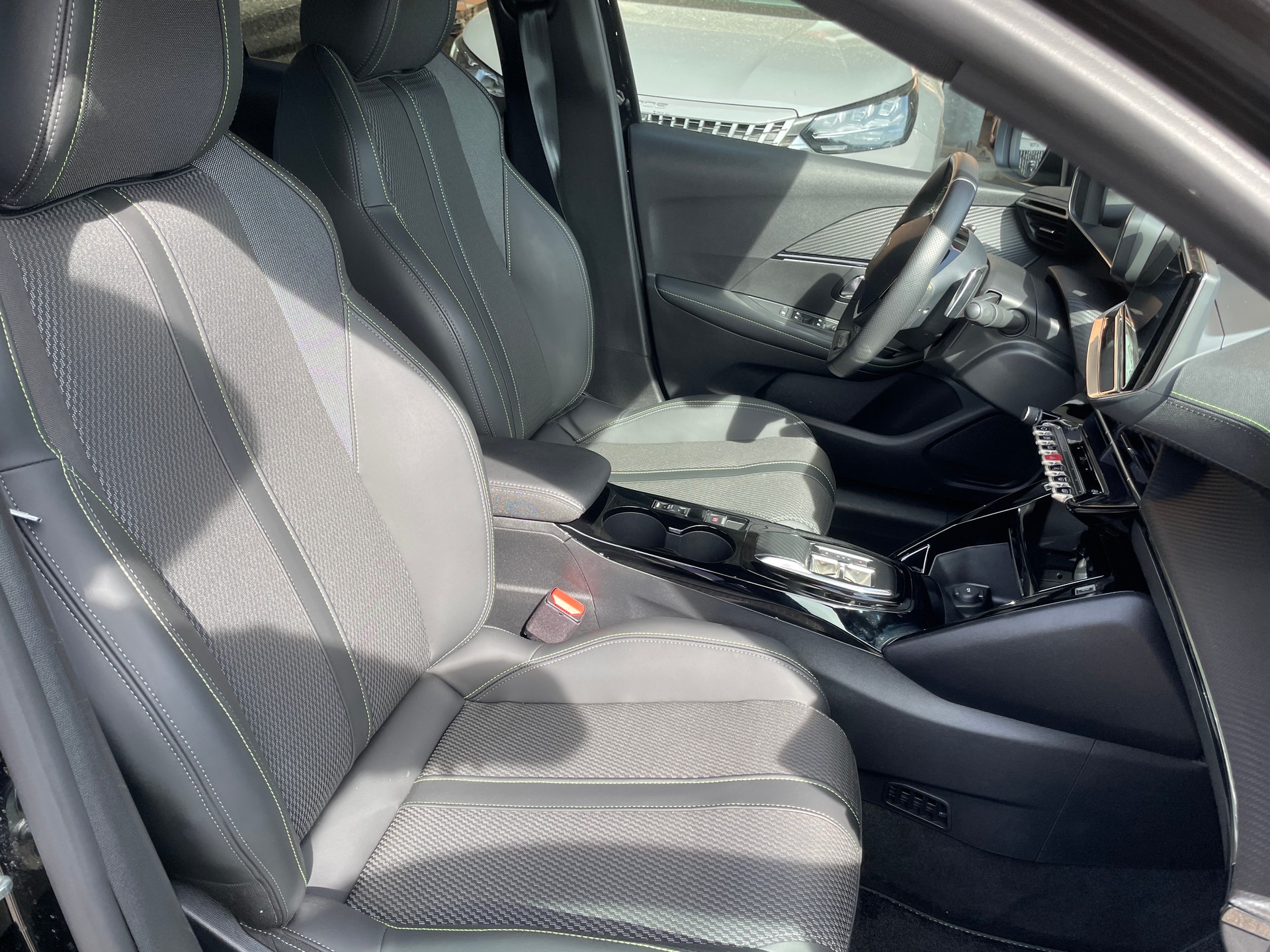 PEUGEOT 208 1.2 MHEV 145 GT-image-10