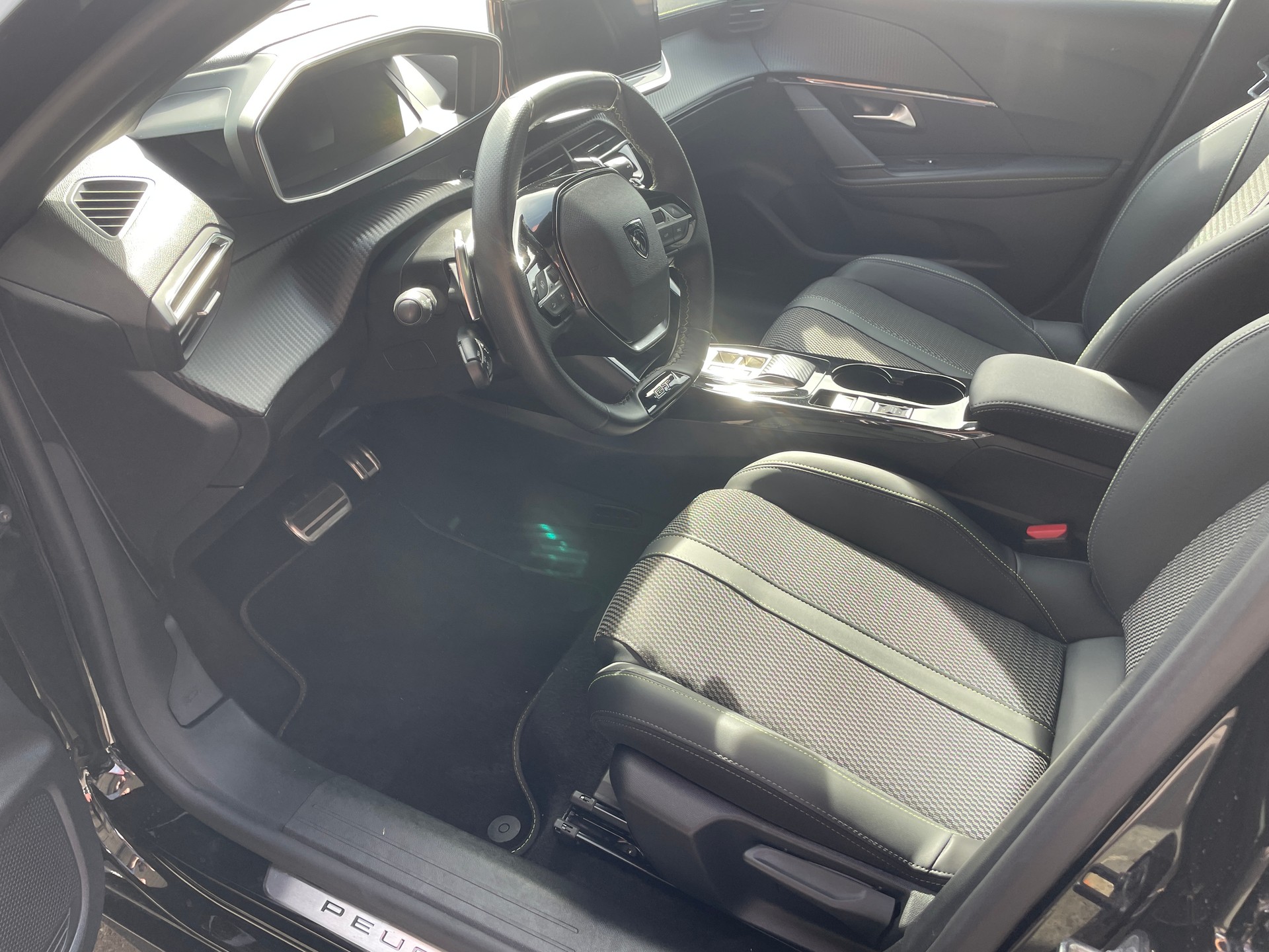 PEUGEOT 208 1.2 MHEV 145 GT-image-11