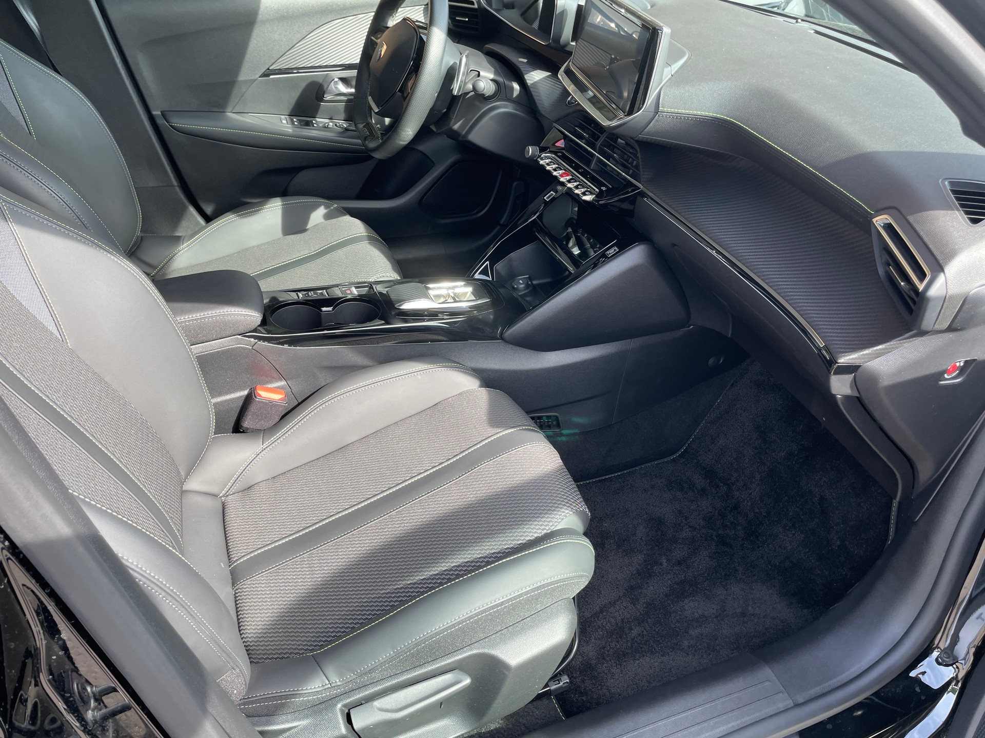 PEUGEOT 208 1.2 MHEV 145 GT-image-9