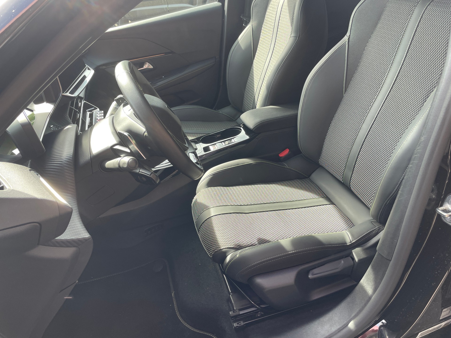 PEUGEOT 208 1.2 MHEV 145 GT-image-12