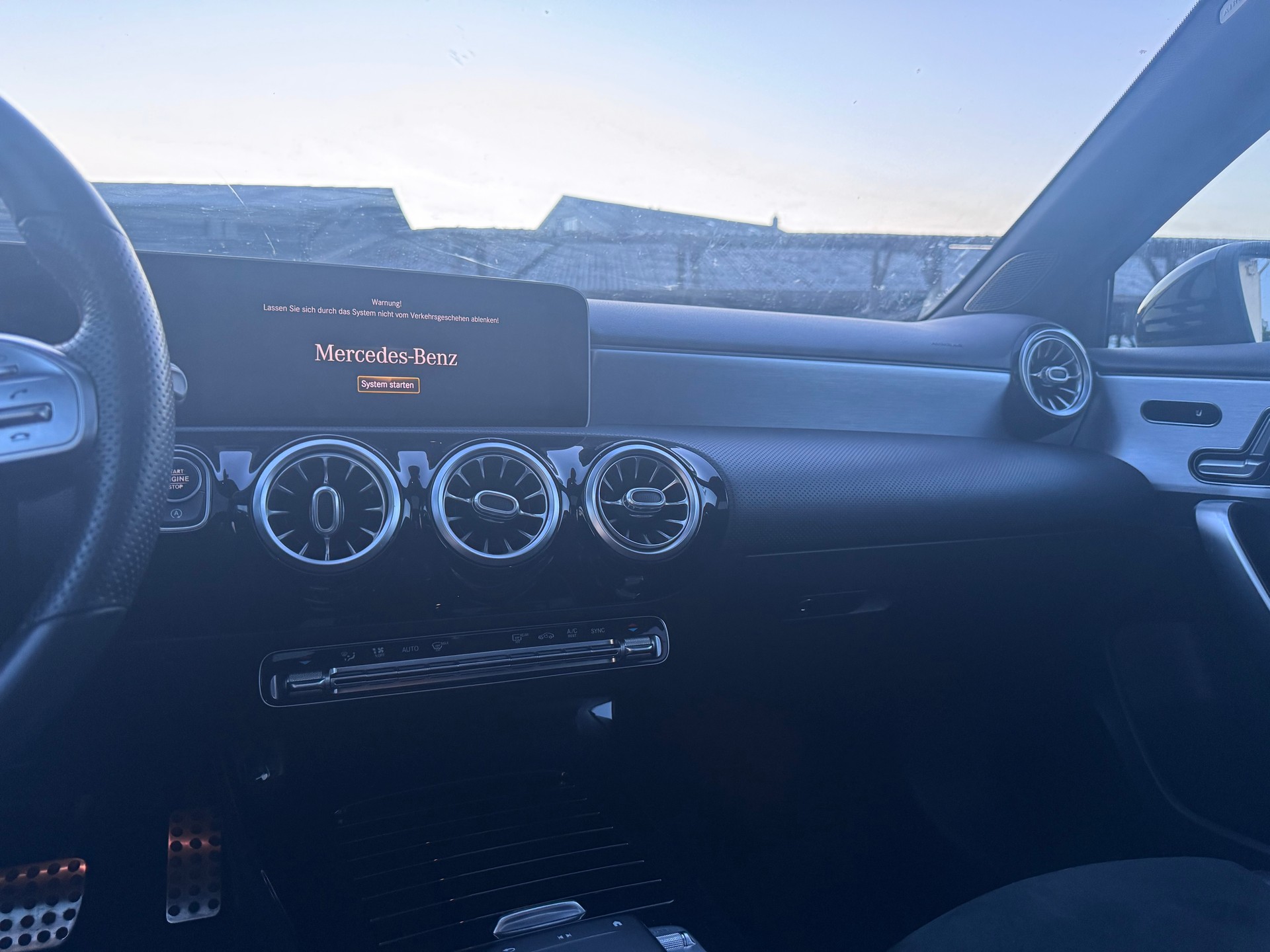 MERCEDES-BENZ A 200 AMG Line 7G-DCT-image-10
