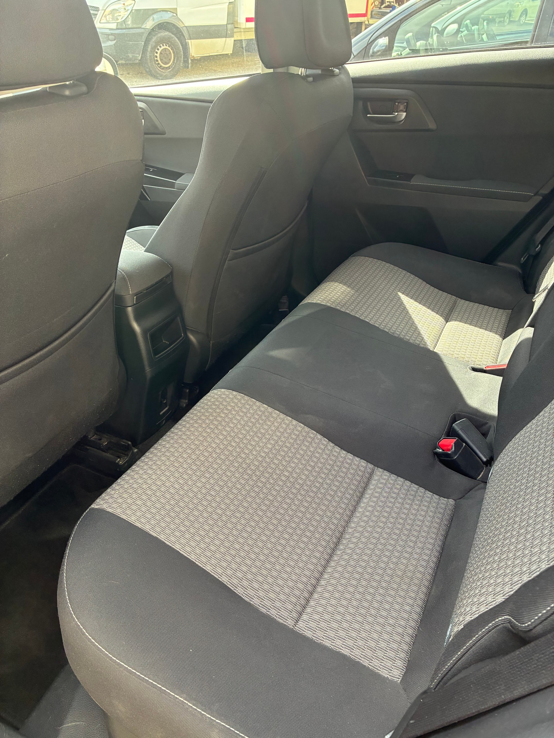 TOYOTA Auris 1.8 HSD Premium e-CVT-image-6