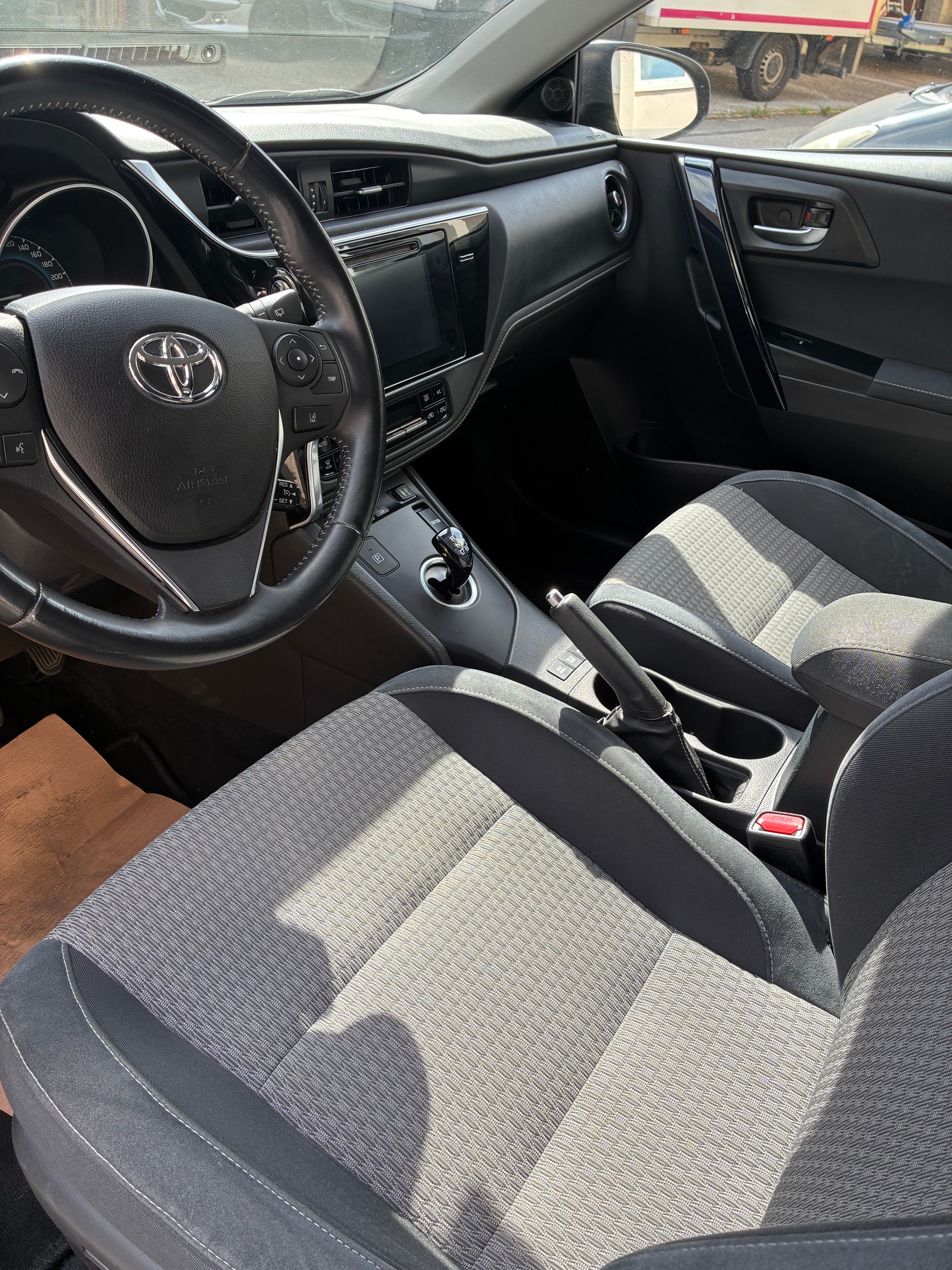 TOYOTA Auris 1.8 HSD Premium e-CVT-image-4