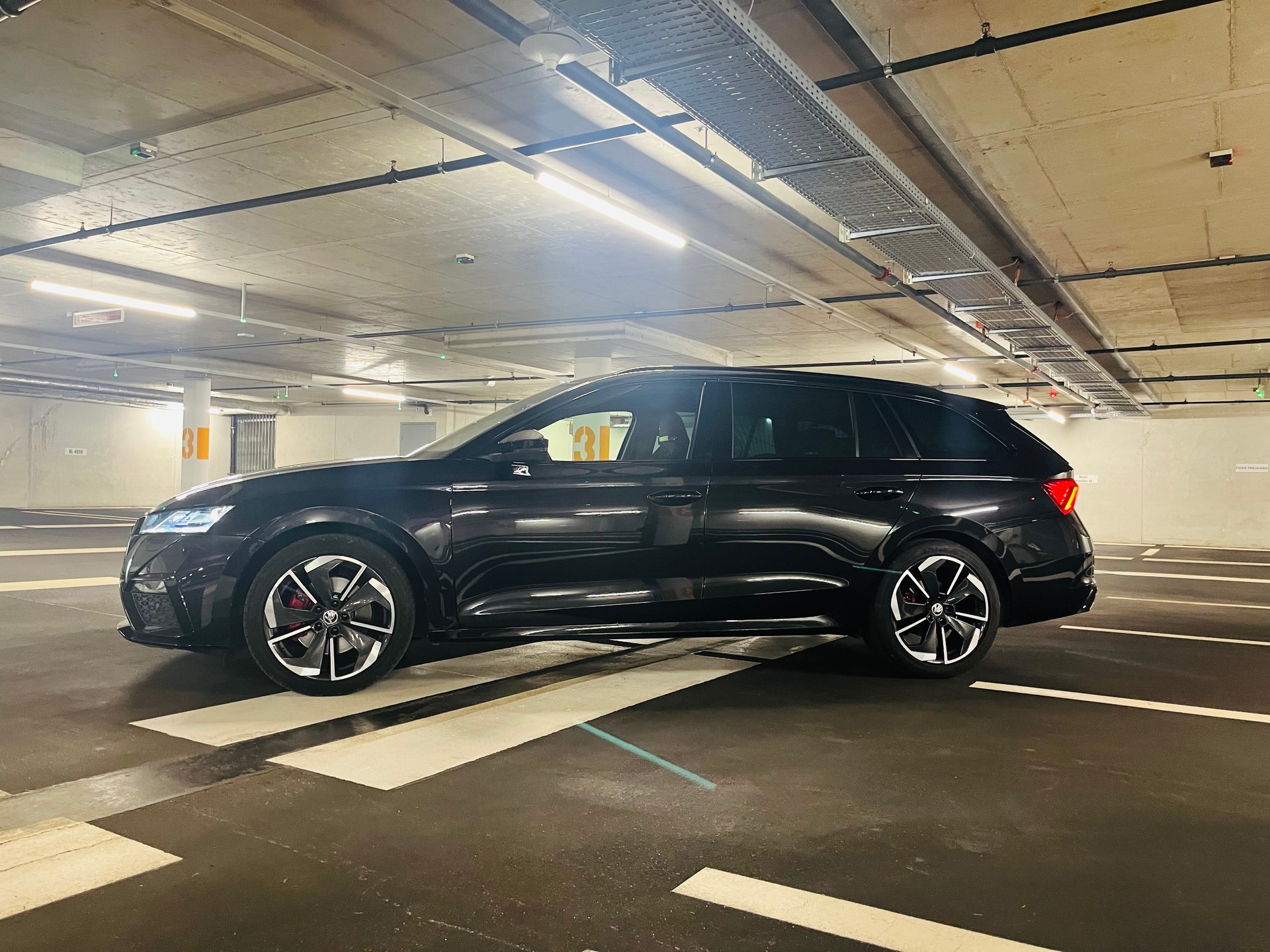 SKODA 2.0 TDI RS 4x4 DSG-image-6