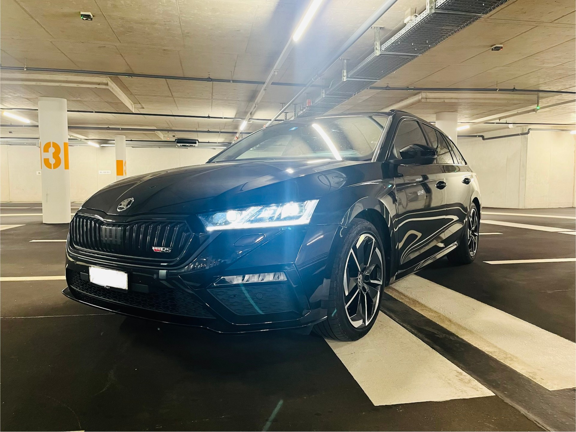 SKODA 2.0 TDI RS 4x4 DSG-image-2