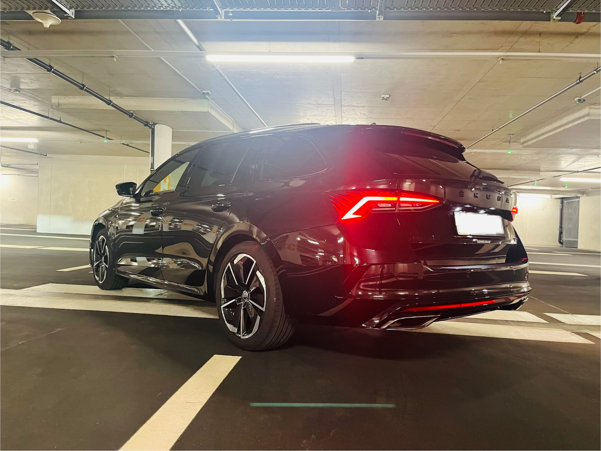 SKODA 2.0 TDI RS 4x4 DSG-image-3