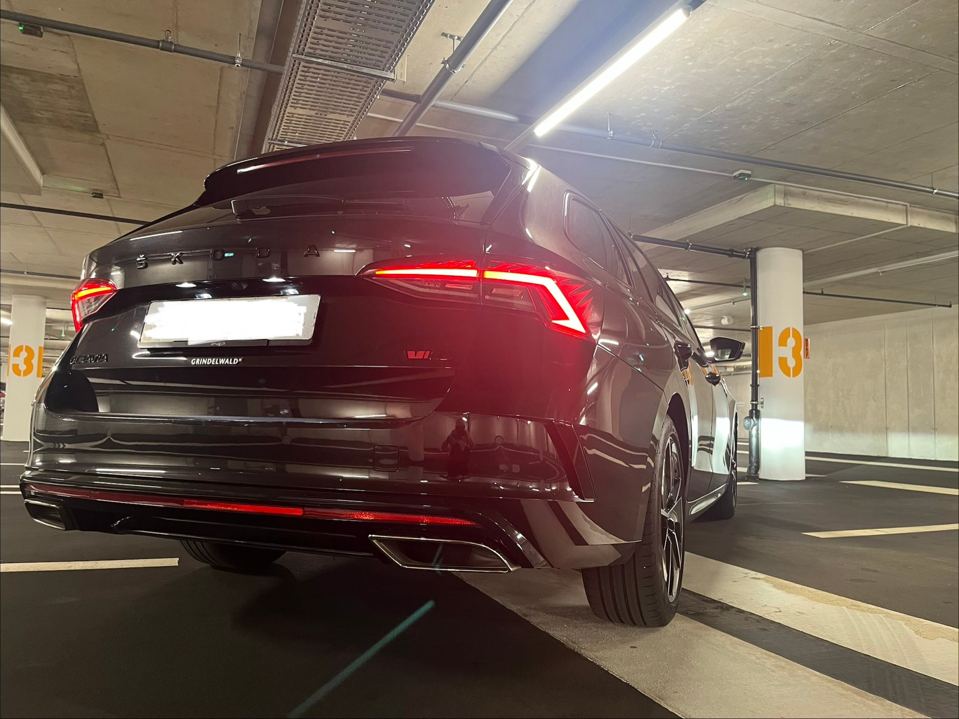SKODA 2.0 TDI RS 4x4 DSG-image-4