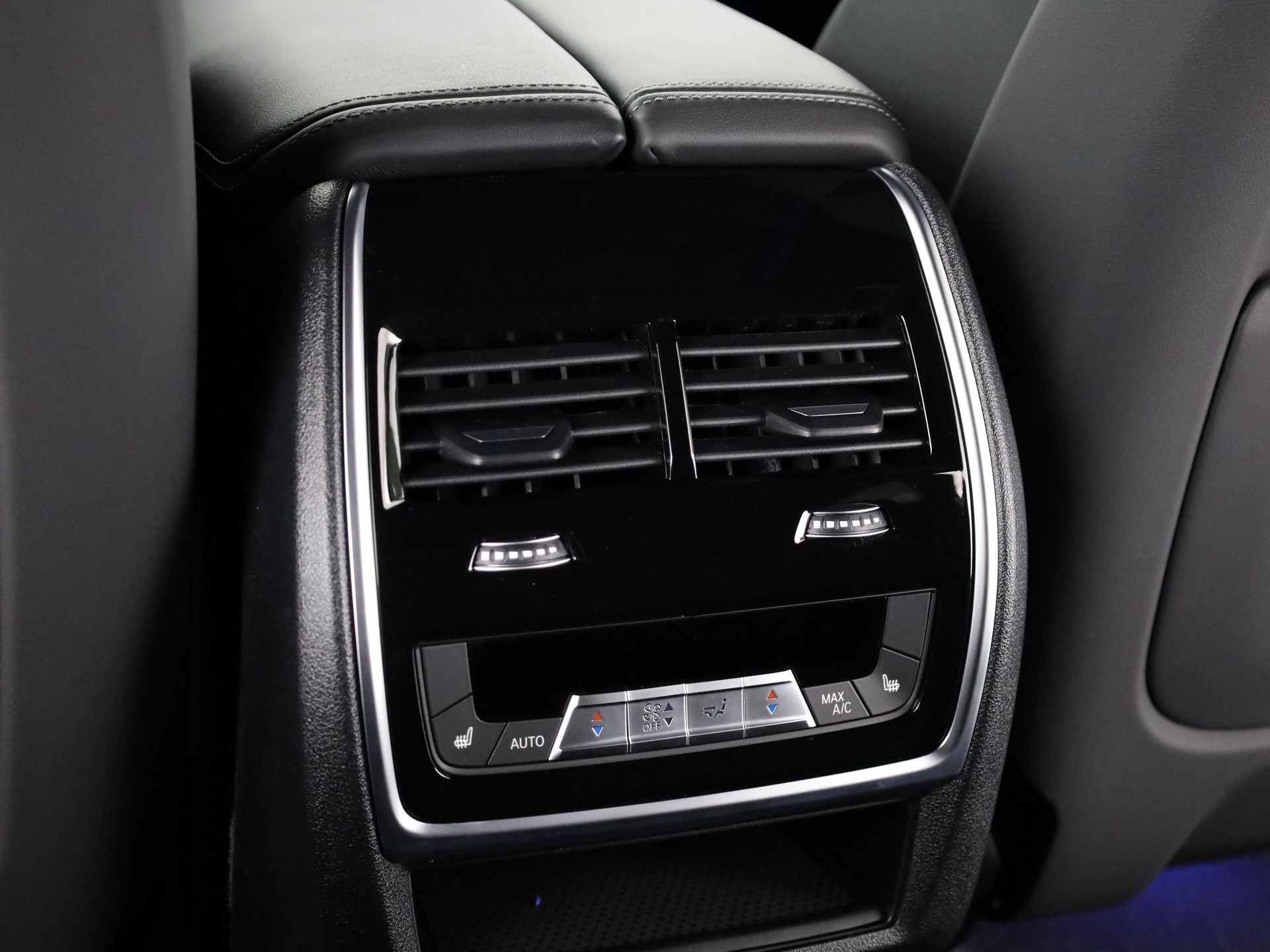 BMW XM Label Plug-in Hybrid-image-16