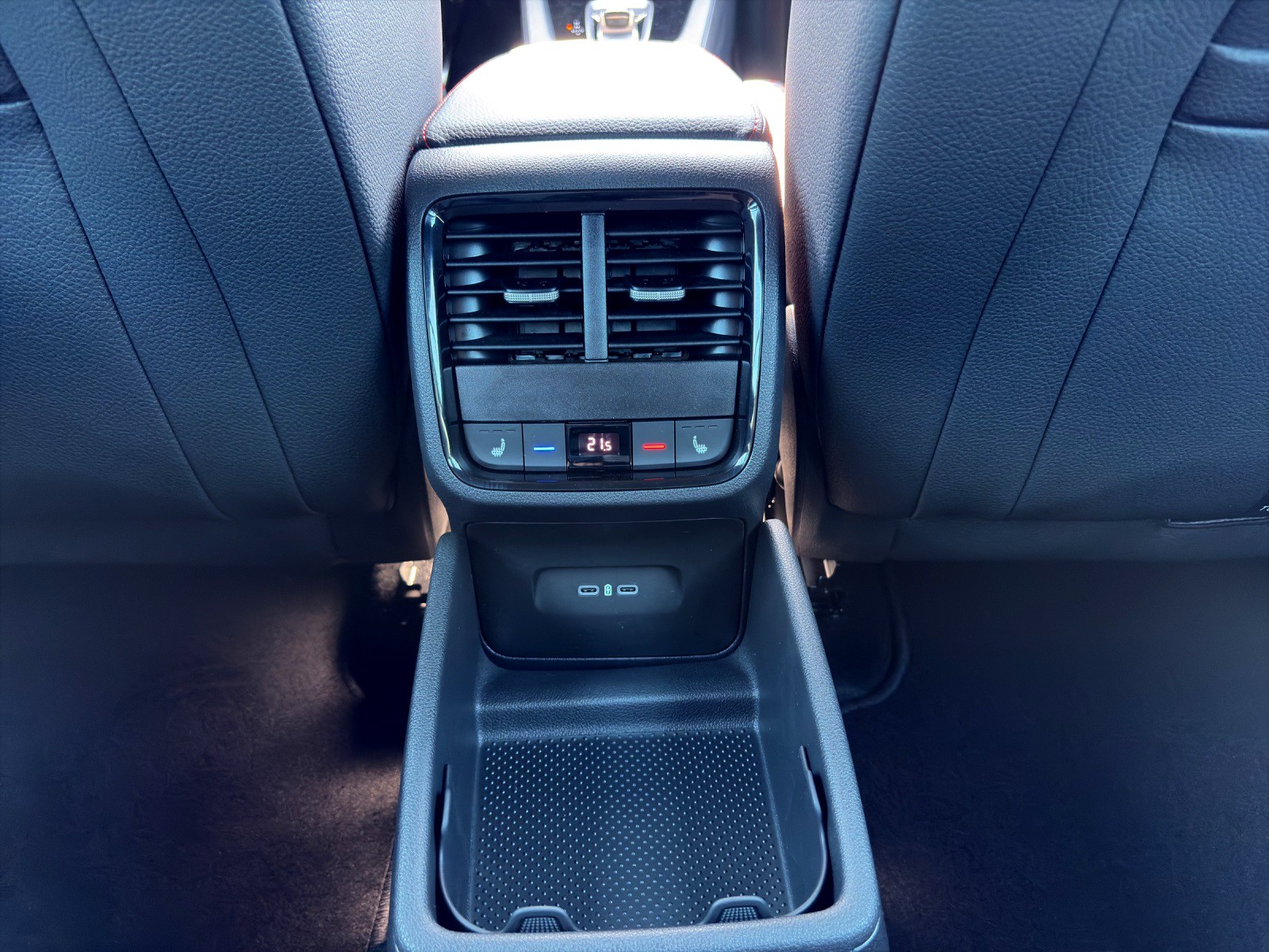 SKODA Octavia Combi 2.0 TSI DSG RS 30 Years Edition-image-17