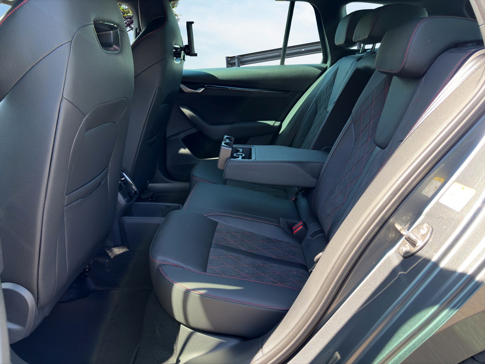 SKODA Octavia Combi 2.0 TSI DSG RS 30 Years Edition-image-7